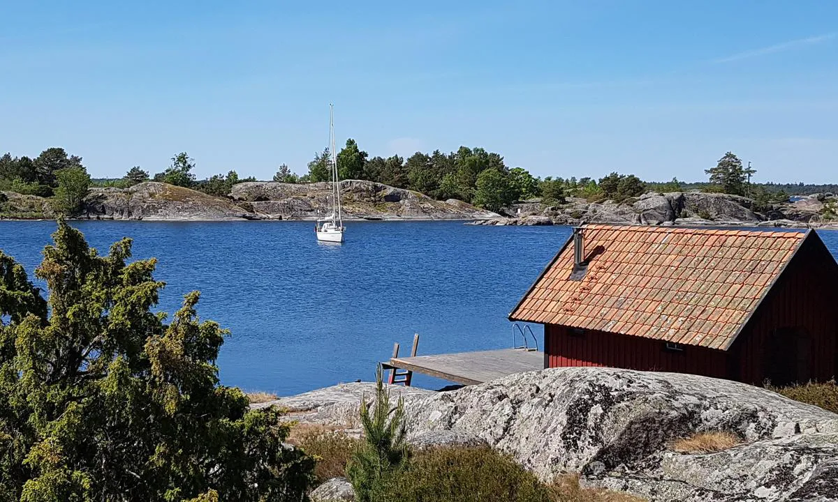 Strupö - Krokskärsflagen - Mjölkhamnsflagen: {"base": "en", "no": "Koselig Sted Jun 2018", "se": "Trevlig plats jun 2018", "en": "Nice Place Jun 2018", "da": "Dejligt Sted Jun 2018"}