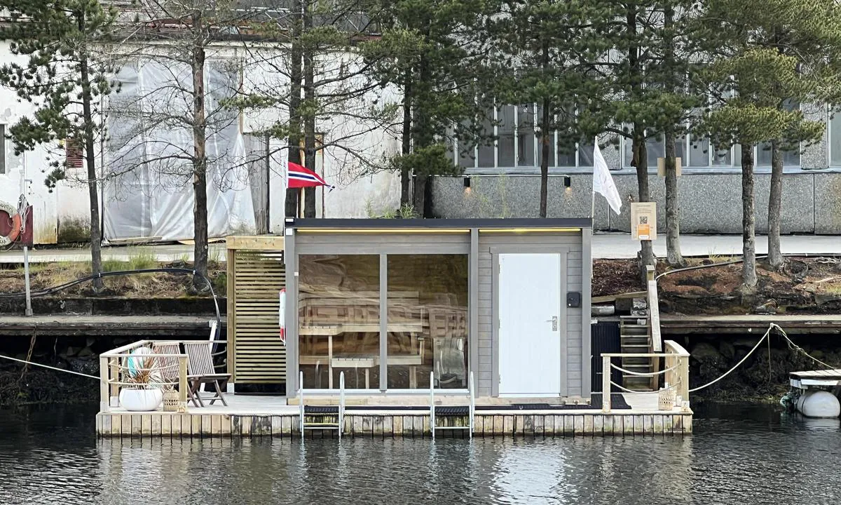 Strusshamn: {"base": "no", "no": "Flytende badstu", "se": "<p>Flytande bastu</p>", "en": "Floating sauna", "da": "Flydende sauna"}