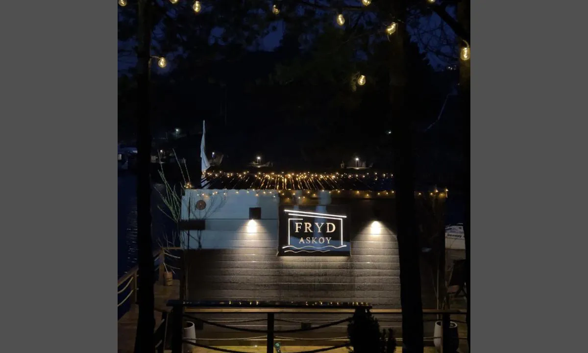 Strusshamn: {"base": "no", "no": "Flytende badstu rett ovenfor gjestebryggen", "se": "Flytande bastu precis ovanf\u00f6r g\u00e4stbryggan", "en": "Floating sauna right above the guest pier", "da": "Flydende sauna lige overfor g\u00e6stebroen"}
