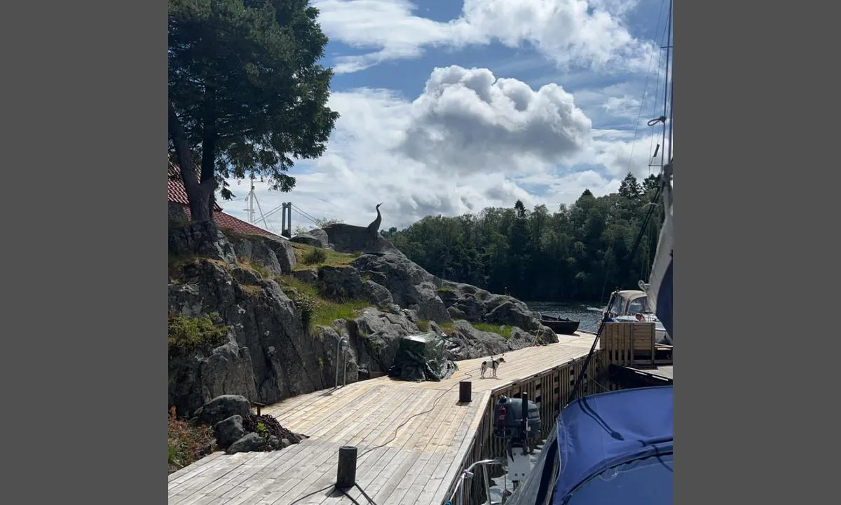 Strusshamn: {"base": "no", "no": "Gjestekai ved holmen", "se": "G\u00e4stbrygga vid holmen", "en": "Guest pier at the islet", "da": "G\u00e6stebro ved holmen"}