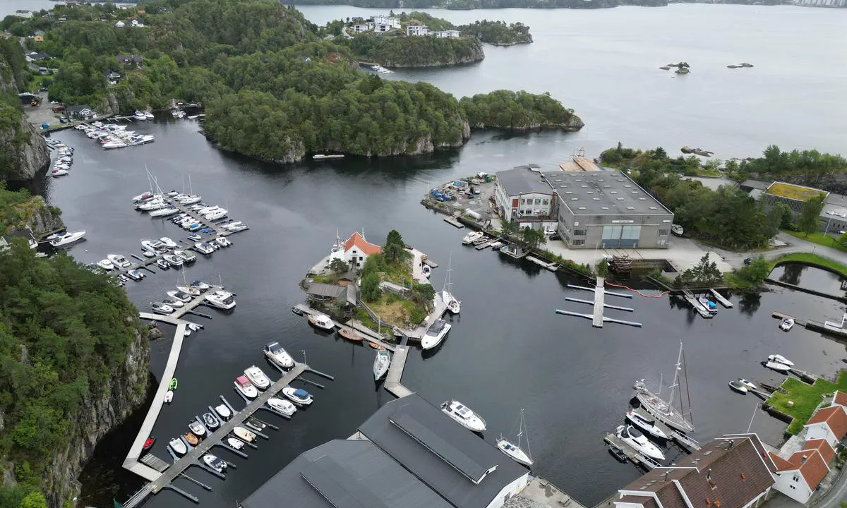 {"base": "no", "no": "Strusshamn og innselingen", "se": "Strusshamn och inseglingen", "en": "Strusshamn and the inlet", "da": "Strusshamn og indsejlingen"}