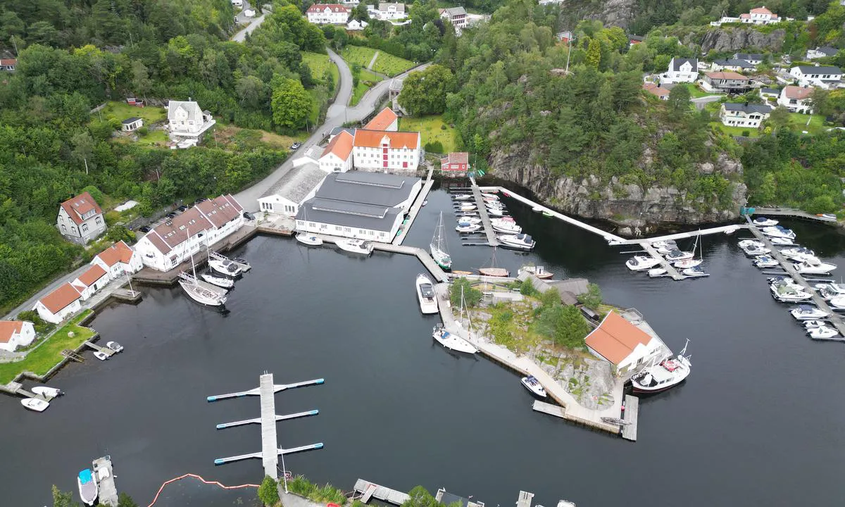 {"base": "no", "no": "Oversiktsbilde Strusshmn", "se": "\u00d6versiktsbild Strusshmn", "en": "Overview Picture Strusshamn", "da": "Oversigtsbillede Strusshmn"}