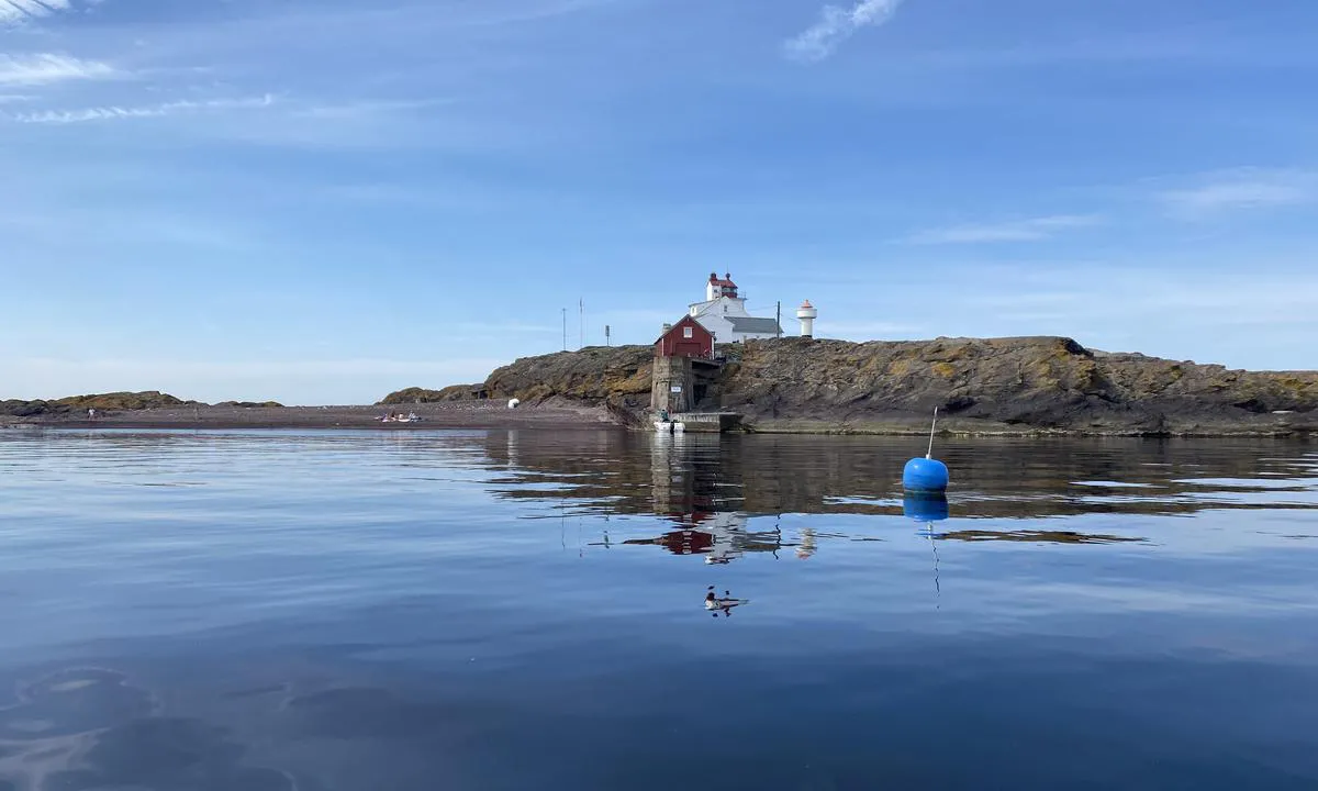 {"base": "no", "no": "Ankringsplass p\u00e5 nord\u00f8st siden av Struten fyr. En bl\u00e5b\u00f8ye.", "se": "Ankringsplats p\u00e5 nord\u00f6stra sidan av Struten fyr. En bl\u00e5 boj.", "en": "Anchoring spot on the northeast side of Struten Lighthouse. A blue buoy.", "da": "Ankerplads p\u00e5 nord\u00f8st siden af Struten fyr. En bl\u00e5 b\u00f8je."}