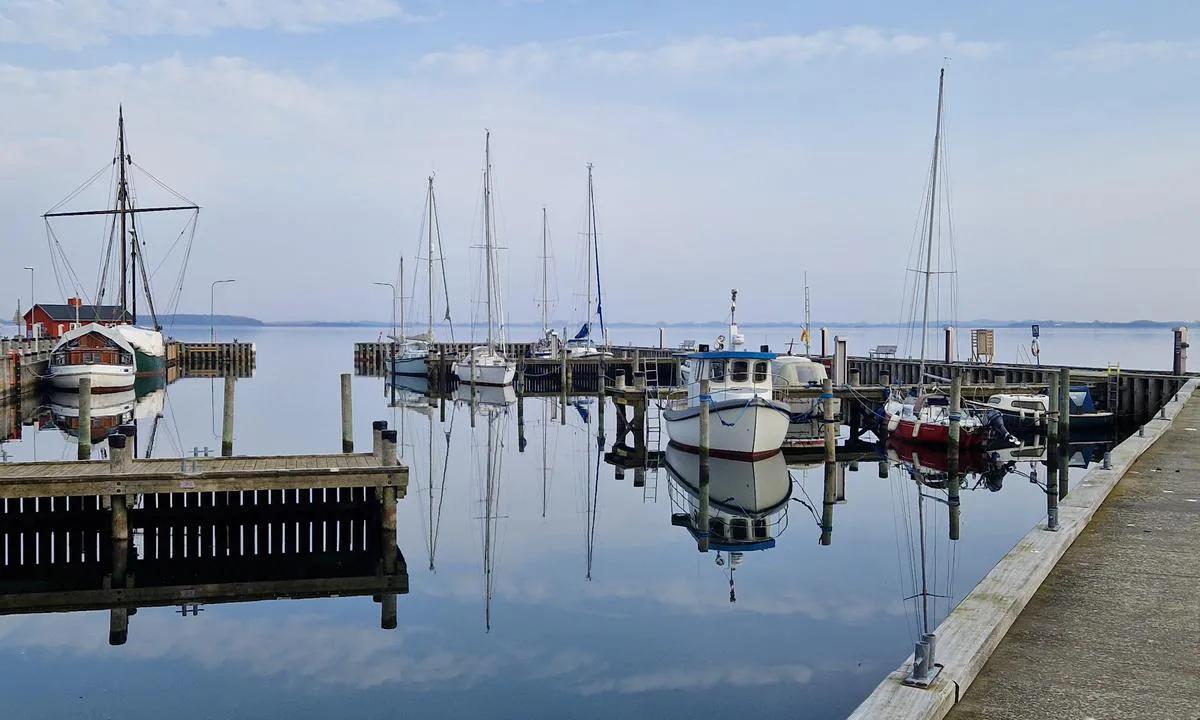 Strynø Havn: {"base": "en", "no": "Havneutsikt fra land.", "se": "Hamnutsikt fr\u00e5n land.", "en": "Harbour-view from land.", "da": "Havneudsigt fra land.", "fr": "Vue du port depuis la terre.", "de": "Hafenansicht vom Land.", "es": "Vista del puerto desde tierra.", "it": "Vista del porto dalla terra.", "pt": "Vista do porto desde a terra.", "nl": "Havenuitzicht vanaf land.", "pl": "Widok na port z l\u0105du.", "uk": "\u0412\u0438\u0434 \u043d\u0430 \u0433\u0430\u0432\u0430\u043d\u044c \u0437 \u0431\u0435\u0440\u0435\u0433\u0430.", "ro": "Vedere din port de pe uscat.", "tr": "Karadan liman manzaras\u0131.", "el": "\u0398\u03ad\u03b1 \u03c4\u03bf\u03c5 \u03bb\u03b9\u03bc\u03b1\u03bd\u03b9\u03bf\u03cd \u03b1\u03c0\u03cc \u03c4\u03b7\u03bd \u03be\u03b7\u03c1\u03ac.", "cs": "Pohled na p\u0159\u00edstav z pevniny.", "hu": "Kik\u00f6t\u0151i kil\u00e1t\u00e1s a partr\u00f3l.", "fi": "Sataman\u00e4kym\u00e4 maalta.", "bg": "\u0418\u0437\u0433\u043b\u0435\u0434 \u043a\u044a\u043c \u043f\u0440\u0438\u0441\u0442\u0430\u043d\u0438\u0449\u0435\u0442\u043e \u043e\u0442 \u0441\u0443\u0448\u0430\u0442\u0430.", "sr": "Pogled na luku sa kopna.", "et": "Vaade sadamale maalt.", "lv": "Ostas skats no sauszemes.", "lt": "Vaizdas \u012f uost\u0105 nuo kranto."}