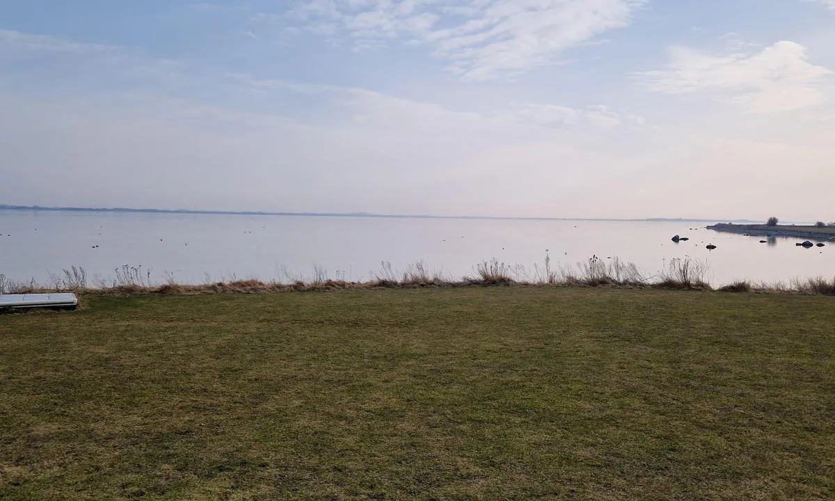 Strynø Anchoring: {"base": "en", "no": "Fint omr\u00e5de rett ved havnen. Sandbunn, flat landingsplass for joller. Strand, lekeplass, campingomr\u00e5de.", "se": "Trevligt omr\u00e5de direkt n\u00e4ra hamnen. Sandbotten, platt landningsyta f\u00f6r jollar. Strand, lekplats, campingomr\u00e5de.", "en": "Nice arae direct near to the harbour. Sandy ground, flat landing area for dinghys. Beach, Playground, camping-area.", "da": "P\u00e6nt omr\u00e5de direkte n\u00e6r havnen. Sandbund, fladt landingsomr\u00e5de for joller. Strand, legeplads, campingomr\u00e5de.", "fr": "Belle zone directement pr\u00e8s du port. Fond sablonneux, zone d'atterrissage plate pour les annexes. Plage, aire de jeux, camping.", "de": "Sch\u00f6nes Gebiet direkt in der N\u00e4he des Hafens. Sandiger Grund, flaches Anlandegebiet f\u00fcr Beiboote. Strand, Spielplatz, Campingplatz.", "es": "\u00c1rea agradable directamente cerca del puerto. Fondo arenoso, \u00e1rea de aterrizaje plana para botes peque\u00f1os. Playa, \u00e1rea de juegos, zona de acampada.", "it": "Bel posto direttamente vicino al porto. Fondale sabbioso, area di sbarco piatta per i gommoni. Spiaggia, parco giochi, area campeggio.", "pt": "\u00c1rea agrad\u00e1vel diretamente perto do porto. Fundo arenoso, \u00e1rea de desembarque plana para botes. Praia, parque infantil, \u00e1rea de camping.", "nl": "Mooi gebied direct bij de haven. Zandgrond, vlak landingsgebied voor rubberboten. Strand, speelplaats, kampeerterrein.", "pl": "Przyjemny teren bezpo\u015brednio w pobli\u017cu portu. Piaszczyste pod\u0142o\u017ce, p\u0142aski teren do l\u0105dowania dla ponton\u00f3w. Pla\u017ca, plac zabaw, pole kempingowe.", "uk": "\u041f\u0440\u0438\u0454\u043c\u043d\u0438\u0439 \u0440\u0430\u0439\u043e\u043d \u0431\u0435\u0437\u043f\u043e\u0441\u0435\u0440\u0435\u0434\u043d\u044c\u043e \u043f\u043e\u0440\u0443\u0447 \u0437 \u0433\u0430\u0432\u0430\u043d\u043d\u044e. \u041f\u0456\u0449\u0430\u043d\u0435 \u0434\u043d\u043e, \u043f\u043b\u043e\u0441\u043a\u0430 \u0437\u043e\u043d\u0430 \u0432\u0438\u0441\u0430\u0434\u043a\u0438 \u0434\u043b\u044f \u0434\u0456\u043d\u0433\u0456\u0432. \u041f\u043b\u044f\u0436, \u0434\u0438\u0442\u044f\u0447\u0438\u0439 \u043c\u0430\u0439\u0434\u0430\u043d\u0447\u0438\u043a, \u043a\u0435\u043c\u043f\u0456\u043d\u0433.", "ro": "Zon\u0103 frumoas\u0103 direct l\u00e2ng\u0103 port. Fund nisipos, zon\u0103 de debarcare plat\u0103 pentru \u0219alupe. Plaj\u0103, loc de joac\u0103, zon\u0103 de camping.", "tr": "Liman\u0131n hemen yak\u0131n\u0131nda g\u00fczel bir b\u00f6lge. Kumlu zemin, \u015fi\u015fme botlar i\u00e7in d\u00fcz ini\u015f alan\u0131. Plaj, \u00c7ocuk oyun alan\u0131, kamp alan\u0131.", "el": "\u03a9\u03c1\u03b1\u03af\u03b1 \u03c0\u03b5\u03c1\u03b9\u03bf\u03c7\u03ae \u03ba\u03bf\u03bd\u03c4\u03ac \u03c3\u03c4\u03bf \u03bb\u03b9\u03bc\u03ac\u03bd\u03b9. \u0391\u03bc\u03bc\u03ce\u03b4\u03b5\u03c2 \u03ad\u03b4\u03b1\u03c6\u03bf\u03c2, \u03b5\u03c0\u03af\u03c0\u03b5\u03b4\u03b7 \u03b6\u03ce\u03bd\u03b7 \u03c0\u03c1\u03bf\u03c3\u03b3\u03b5\u03af\u03c9\u03c3\u03b7\u03c2 \u03b3\u03b9\u03b1 \u03b2\u03bf\u03b7\u03b8\u03b7\u03c4\u03b9\u03ba\u03ac \u03c3\u03ba\u03ac\u03c6\u03b7. \u03a0\u03b1\u03c1\u03b1\u03bb\u03af\u03b1, \u03c0\u03b1\u03b9\u03b4\u03b9\u03ba\u03ae \u03c7\u03b1\u03c1\u03ac, \u03c7\u03ce\u03c1\u03bf\u03c2 \u03ba\u03b1\u03c4\u03b1\u03c3\u03ba\u03ae\u03bd\u03c9\u03c3\u03b7\u03c2.", "cs": "P\u011bkn\u00e1 oblast p\u0159\u00edmo u p\u0159\u00edstavu. P\u00eds\u010dit\u00e9 dno, rovn\u00e1 p\u0159ist\u00e1vac\u00ed plocha pro \u010dluny. Pl\u00e1\u017e, d\u011btsk\u00e9 h\u0159i\u0161t\u011b, kempovac\u00ed plocha.", "hu": "Sz\u00e9p ter\u00fclet k\u00f6zvetlen\u00fcl a kik\u00f6t\u0151 k\u00f6zel\u00e9ben. Homokos talaj, lapos lesz\u00e1ll\u00f3ter\u00fclet cs\u00f3nakoknak. Strand, j\u00e1tsz\u00f3t\u00e9r, kempingez\u00e9sre kijel\u00f6lt ter\u00fclet.", "fi": "Mukava alue suoraan l\u00e4hell\u00e4 satamaa. Hiekkapohja, tasainen laskeutumisalue kumiveneille. Ranta, leikkikentt\u00e4, leirint\u00e4alue.", "bg": "\u0425\u0443\u0431\u0430\u0432\u0430 \u0437\u043e\u043d\u0430 \u0434\u0438\u0440\u0435\u043a\u0442\u043d\u043e \u0431\u043b\u0438\u0437\u043e \u0434\u043e \u043f\u0440\u0438\u0441\u0442\u0430\u043d\u0438\u0449\u0435\u0442\u043e. \u041f\u044f\u0441\u044a\u0447\u043d\u043e \u0434\u044a\u043d\u043e, \u0440\u0430\u0432\u043d\u0430 \u0437\u043e\u043d\u0430 \u0437\u0430 \u043a\u0430\u0446\u0430\u043d\u0435 \u043d\u0430 \u0434\u0438\u043d\u0433\u0438. \u041f\u043b\u0430\u0436, \u0434\u0435\u0442\u0441\u043a\u0430 \u043f\u043b\u043e\u0449\u0430\u0434\u043a\u0430, \u043a\u044a\u043c\u043f\u0438\u043d\u0433 \u0437\u043e\u043d\u0430.", "sr": "Lepo podru\u010dje direktno blizu luke. Peskovito dno, ravna obala za \u010damce na vesla. Pla\u017ea, igrali\u0161te, kamp prostor.", "et": "Ilus piirkond otse sadama l\u00e4hedal. Liivane p\u00f5hi, tasaselt maandumisala s\u00e4rjepaatidele. Rand, m\u00e4nguv\u00e4ljak, telkimisala.", "lv": "Jauka zona tie\u0161i pie ostas. Smil\u0161aina pamatne, sekla nolai\u0161an\u0101s zona laivi\u0146\u0101m. Pludmale, rota\u013cu laukums, kempinga zona.", "lt": "Maloni vieta \u0161alia uosto. Sm\u0117l\u0117tas dugnas, lygi vieta pripu\u010diamoms valtimis i\u0161silaipinti. Papl\u016bdimys, \u017eaidim\u0173 aik\u0161tel\u0117, stovyklaviet\u0117."}