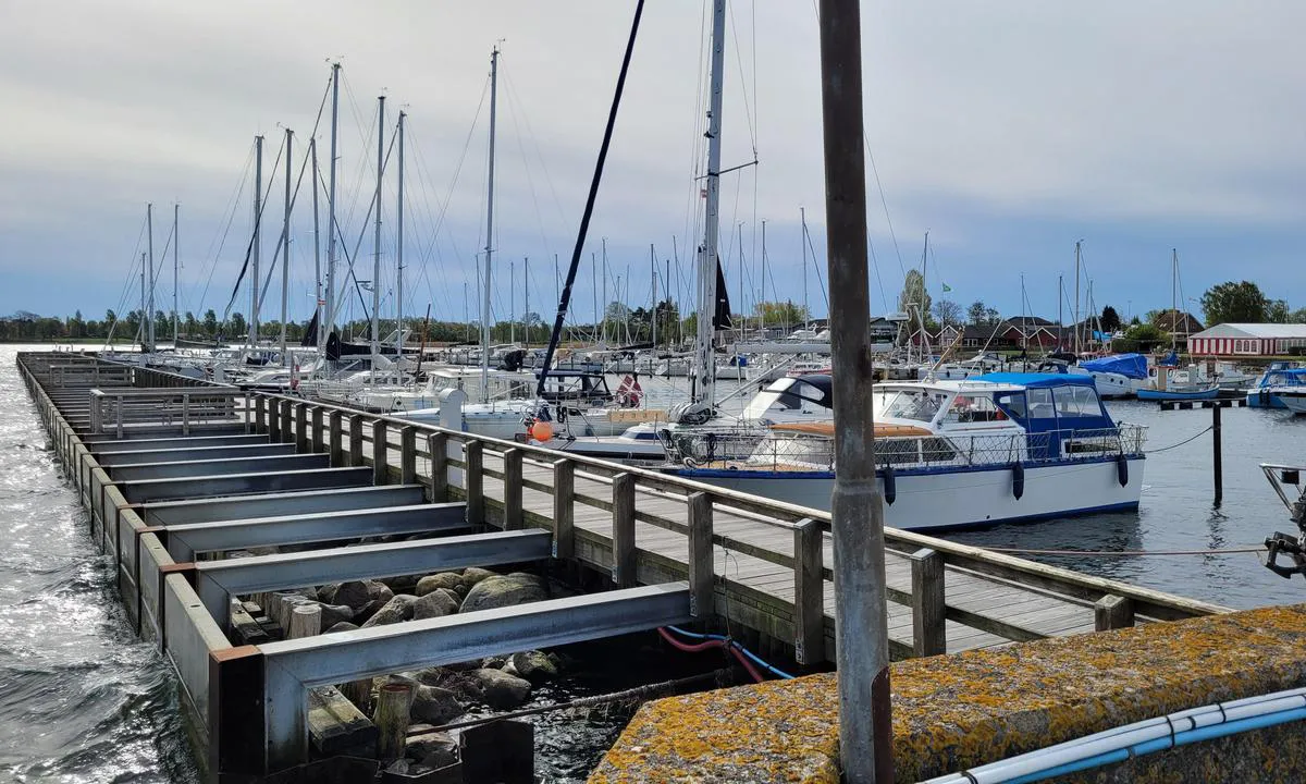 Stubbekøbing Erhvervs- og lystbådehavn: {"base": "de", "no": "Utsikt mot innl\u00f8pet til sm\u00e5b\u00e5thavnen og de ytre bryggene.", "se": "Utsikt mot ing\u00e5ngen till sm\u00e5b\u00e5tshamnen och de yttre bryggorna.", "en": "View towards the entrance of the sports boat harbor and the outer piers.", "da": "Udsigt mod indsejlingen til lystb\u00e5dehavnen og de ydre broer.", "fr": "Vue sur l'entr\u00e9e du port de plaisance et les pontons ext\u00e9rieurs.", "de": "Blick zur Einfahrt des Sportboothafens und die \u00e4u\u00dferen Stege.", "es": "Vista hacia la entrada del puerto deportivo y los muelles exteriores.", "it": "Vista verso l'ingresso del porto turistico e i moli esterni.", "pt": "Vista da entrada do porto de barcos de recreio e os cais externos.", "nl": "Uitzicht op de ingang van de jachthaven en de buitenste steigers.", "pl": "Widok na wej\u015bcie do portu jachtowego i zewn\u0119trzne pomosty.", "uk": "\u0412\u0438\u0434 \u043d\u0430 \u0432\u0445\u0456\u0434 \u0434\u043e \u0433\u0430\u0432\u0430\u043d\u0456 \u0434\u043b\u044f \u0441\u043f\u043e\u0440\u0442\u0438\u0432\u043d\u0438\u0445 \u0447\u043e\u0432\u043d\u0456\u0432 \u0456 \u0437\u043e\u0432\u043d\u0456\u0448\u043d\u0456 \u043f\u0440\u0438\u0447\u0430\u043b\u0438.", "ro": "Vedere spre intrarea \u00een portul de agrement \u0219i c\u0103tre pontoanele exterioare.", "tr": "Spor tekne liman\u0131n\u0131n giri\u015fine ve d\u0131\u015f iskelelere bak\u0131\u015f.", "el": "\u0398\u03ad\u03b1 \u03c3\u03c4\u03b7\u03bd \u03b5\u03af\u03c3\u03bf\u03b4\u03bf \u03c4\u03bf\u03c5 \u03bb\u03b9\u03bc\u03b1\u03bd\u03b9\u03bf\u03cd \u03b3\u03b9\u03b1 \u03b1\u03b8\u03bb\u03b7\u03c4\u03b9\u03ba\u03ac \u03c3\u03ba\u03ac\u03c6\u03b7 \u03ba\u03b1\u03b9 \u03c4\u03b9\u03c2 \u03b5\u03be\u03c9\u03c4\u03b5\u03c1\u03b9\u03ba\u03ad\u03c2 \u03c0\u03c1\u03bf\u03b2\u03bb\u03ae\u03c4\u03b5\u03c2.", "cs": "Pohled na vjezd do sportovn\u00edho p\u0159\u00edstavu a vn\u011bj\u0161\u00ed mola.", "hu": "Kil\u00e1t\u00e1s a sportkik\u00f6t\u0151 bej\u00e1rat\u00e1ra \u00e9s a k\u00fcls\u0151 m\u00f3l\u00f3kra.", "fi": "N\u00e4kym\u00e4 urheiluvenesataman sis\u00e4\u00e4nk\u00e4ynnille ja ulompiin laitureihin.", "bg": "\u0413\u043b\u0435\u0434\u043a\u0430 \u043a\u044a\u043c \u0432\u0445\u043e\u0434\u0430 \u043d\u0430 \u044f\u0445\u0442\u0435\u043d\u043e\u0442\u043e \u043f\u0440\u0438\u0441\u0442\u0430\u043d\u0438\u0449\u0435 \u0438 \u0432\u044a\u043d\u0448\u043d\u0438\u0442\u0435 \u043a\u0435\u0439\u043e\u0432\u0435.", "sr": "Pogled na ulaz u sportsku luku i spoljne pristani\u0161ta.", "et": "Vaade jahtsadamahoovi sissep\u00e4\u00e4sule ja v\u00e4listel sildadele.", "lv": "Skats uz sporta jahtu ostas ieeju un \u0101r\u0113j\u0101m laip\u0101m.", "lt": "Vaizdas \u012f sportini\u0173 val\u010di\u0173 uosto \u012fplaukim\u0105 ir i\u0161orinius pontonus."}