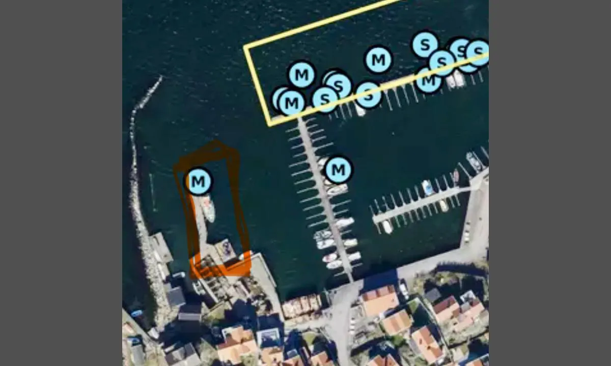 Styrsö - Tången: {"base": "no", "no": "Det er ogs\u00e5 gjesteplasser p\u00e5 bryggen jeg har markert med orange. Her er det bunntau, selv om bildet viser en seiler som ligger longside. Her ligger man mye bedre beskyttet enn den som er markert i gult. Info om de orange plassene finnes p\u00e5 https://tangbaren.se/", "se": "Det finns ocks\u00e5 g\u00e4stplatser p\u00e5 bryggan jag har markerat med orange. H\u00e4r \u00e4r det f\u00f6rt\u00f6jningslinor, \u00e4ven om bilden visar en seglare som ligger l\u00e5ngsides. H\u00e4r ligger man mycket b\u00e4ttre skyddad \u00e4n den som \u00e4r markerad i gult. Info om de orange platserna finns p\u00e5 https://tangbaren.se/", "en": "There are also guest spots on the pier I have marked in orange. Here there are bottom ropes, even though the picture shows a sailboat moored alongside. Here you are much better protected than the one marked in yellow. Information about the orange spots can be found at https://tangbaren.se/", "da": "Der er ogs\u00e5 g\u00e6stepladser p\u00e5 broen, jeg har markeret med orange. Her er der bundtov, selv om billedet viser en sejler, som ligger langs siden. Her ligger man meget bedre beskyttet end den, der er markeret i gult. Information om de orange pladser findes p\u00e5 https://tangbaren.se/", "fr": "Il y a aussi des places pour les invit\u00e9s sur le quai que j'ai marqu\u00e9es en orange. Ici, il y a des amarres de fond, bien que la photo montre un voilier amarr\u00e9 longside. On est beaucoup mieux prot\u00e9g\u00e9 ici que celui marqu\u00e9 en jaune. Les informations sur les emplacements orange se trouvent sur https://tangbaren.se/", "de": "Es gibt auch G\u00e4stepl\u00e4tze am Steg, die ich orange markiert habe. Hier gibt es Bodenleinen, auch wenn das Bild einen Segler zeigt, der l\u00e4ngsseits liegt. Hier liegt man viel besser gesch\u00fctzt als der, der gelb markiert ist. Informationen \u00fcber die orangefarbenen Pl\u00e4tze finden Sie auf https://tangbaren.se/", "es": "Tambi\u00e9n hay lugares para hu\u00e9spedes en el muelle que he marcado en naranja. Aqu\u00ed hay cabos de amarre en el fondo, aunque la imagen muestra un velero que est\u00e1 atracado de lado. Aqu\u00ed se est\u00e1 mucho mejor protegido que el lugar marcado en amarillo. La informaci\u00f3n sobre los lugares naranjas se encuentra en https://tangbaren.se/", "it": "Ci sono anche posti per ospiti sul molo che ho segnato in arancione. Qui ci sono le cime di fondo, anche se la foto mostra un veliero ormeggiato di fianco. Qui si \u00e8 molto meglio protetti rispetto a quelli segnati in giallo. Informazioni sui posti arancioni si trovano su https://tangbaren.se/", "pt": "Existem tamb\u00e9m lugares para visitantes no cais que marquei com laranja. Aqui h\u00e1 amarra\u00e7\u00f5es no fundo, embora a foto mostre um veleiro atracado longitudinalmente. Aqui, voc\u00ea fica muito melhor protegido do que aquele que est\u00e1 marcado em amarelo. Informa\u00e7\u00f5es sobre os lugares laranja podem ser encontradas em https://tangbaren.se/", "nl": "Er zijn ook gastplaatsen aan de steiger die ik met oranje heb gemarkeerd. Hier zijn er grondlijnen, hoewel de foto een zeiler toont die langszij ligt. Hier ligt men veel beter beschermd dan degene die in geel is gemarkeerd. Informatie over de oranje plaatsen is te vinden op https://tangbaren.se/", "pl": "S\u0105 r\u00f3wnie\u017c miejsca dla go\u015bci na przystani, kt\u00f3re zaznaczy\u0142em na pomara\u0144czowo. Tutaj s\u0105 liny do cumowania, cho\u0107 na zdj\u0119ciu wida\u0107 jacht zakotwiczony wzd\u0142u\u017cny spos\u00f3b. Jest tutaj o wiele lepsza ochrona ni\u017c w przypadku miejsca oznaczonego na \u017c\u00f3\u0142to. Informacje o miejscach oznaczonych na pomara\u0144czowo znajduj\u0105 si\u0119 na stronie https://tangbaren.se/", "uk": "\u0422\u0430\u043a\u043e\u0436 \u0454 \u043c\u0456\u0441\u0446\u044f \u0434\u043b\u044f \u0433\u043e\u0441\u0442\u0435\u0439 \u043d\u0430 \u043f\u0440\u0438\u0447\u0430\u043b\u0456, \u044f\u043a\u0456 \u044f \u0432\u0456\u0434\u0437\u043d\u0430\u0447\u0438\u0432 \u043f\u043e\u043c\u0430\u0440\u0430\u043d\u0447\u0435\u0432\u0438\u043c. \u0422\u0443\u0442 \u0454 \u0448\u0432\u0430\u0440\u0442\u043e\u0432\u0456 \u043a\u0430\u043d\u0430\u0442\u0438 \u043d\u0430 \u0434\u043d\u0456, \u0445\u043e\u0447\u0430 \u043d\u0430 \u0444\u043e\u0442\u043e \u043f\u043e\u043a\u0430\u0437\u0430\u043d\u043e \u044f\u0445\u0442\u0443, \u044f\u043a\u0430 \u0441\u0442\u043e\u0457\u0442\u044c \u0431\u043e\u0440\u0442\u043e\u043c. \u0422\u0443\u0442 \u043d\u0430\u0434\u0456\u0439\u043d\u0456\u0448\u0438\u0439 \u0437\u0430\u0445\u0438\u0441\u0442 \u043f\u043e\u0440\u0456\u0432\u043d\u044f\u043d\u043e \u0437 \u0442\u0438\u043c \u043c\u0456\u0441\u0446\u0435\u043c, \u044f\u043a\u0435 \u043f\u043e\u0437\u043d\u0430\u0447\u0435\u043d\u043e \u0436\u043e\u0432\u0442\u0438\u043c. \u0406\u043d\u0444\u043e\u0440\u043c\u0430\u0446\u0456\u044f \u043f\u0440\u043e \u043f\u043e\u043c\u0430\u0440\u0430\u043d\u0447\u0435\u0432\u0456 \u043c\u0456\u0441\u0446\u044f \u0434\u043e\u0441\u0442\u0443\u043f\u043d\u0430 \u043d\u0430 https://tangbaren.se/", "ro": "Exist\u0103 \u0219i locuri pentru oaspe\u021bi pe docul pe care l-am marcat cu portocaliu. Aici sunt par\u00e2me de fund, de\u0219i imaginea arat\u0103 un velier care este acostare longitudinal\u0103. Aici e\u0219ti mult mai bine protejat dec\u00e2t cel marcat cu galben. Informa\u021bii despre locurile portocalii se g\u0103sesc pe https://tangbaren.se/", "tr": "\u0130skelede turuncu ile i\u015faretledi\u011fim yerde de misafir yerler bulunuyor. Burada, bir yelkencinin k\u0131\u00e7tan kara olarak ba\u011fland\u0131\u011f\u0131n\u0131 g\u00f6steren resme ra\u011fmen, denizden gelen tehlikelere kar\u015f\u0131 daha korunakl\u0131 bir konumdas\u0131n\u0131z. Turuncu yerler hakk\u0131nda bilgi https://tangbaren.se/ adresinde bulunabilir.", "el": "\u03a5\u03c0\u03ac\u03c1\u03c7\u03bf\u03c5\u03bd \u03b5\u03c0\u03af\u03c3\u03b7\u03c2 \u03b8\u03ad\u03c3\u03b5\u03b9\u03c2 \u03b5\u03c0\u03b9\u03c3\u03ba\u03b5\u03c0\u03c4\u03ce\u03bd \u03c3\u03c4\u03b7\u03bd \u03c0\u03c1\u03bf\u03b2\u03bb\u03ae\u03c4\u03b1 \u03c0\u03bf\u03c5 \u03ad\u03c7\u03c9 \u03b5\u03c0\u03b9\u03c3\u03b7\u03bc\u03ac\u03bd\u03b5\u03b9 \u03bc\u03b5 \u03c0\u03bf\u03c1\u03c4\u03bf\u03ba\u03b1\u03bb\u03af. \u0395\u03b4\u03ce \u03c5\u03c0\u03ac\u03c1\u03c7\u03bf\u03c5\u03bd \u03c3\u03ba\u03bf\u03b9\u03bd\u03b9\u03ac \u03b1\u03b3\u03ba\u03c5\u03c1\u03bf\u03b2\u03bf\u03bb\u03af\u03b1\u03c2, \u03b1\u03bd \u03ba\u03b1\u03b9 \u03b7 \u03b5\u03b9\u03ba\u03cc\u03bd\u03b1 \u03b4\u03b5\u03af\u03c7\u03bd\u03b5\u03b9 \u03ad\u03bd\u03b1 \u03c3\u03ba\u03ac\u03c6\u03bf\u03c2 \u03c0\u03bf\u03c5 \u03b5\u03af\u03bd\u03b1\u03b9 \u03b5\u03bb\u03bb\u03b9\u03bc\u03b5\u03bd\u03b9\u03c3\u03bc\u03ad\u03bd\u03bf \u03ba\u03b1\u03c4\u03ac \u03bc\u03ae\u03ba\u03bf\u03c2. \u0395\u03b4\u03ce \u03ba\u03b1\u03bd\u03b5\u03af\u03c2 \u03b1\u03c0\u03bf\u03bb\u03b1\u03bc\u03b2\u03ac\u03bd\u03b5\u03b9 \u03c0\u03bf\u03bb\u03cd \u03ba\u03b1\u03bb\u03cd\u03c4\u03b5\u03c1\u03b7 \u03c0\u03c1\u03bf\u03c3\u03c4\u03b1\u03c3\u03af\u03b1 \u03b1\u03c0\u03cc \u03c4\u03b7 \u03b8\u03ad\u03c3\u03b7 \u03c0\u03bf\u03c5 \u03b5\u03af\u03bd\u03b1\u03b9 \u03b5\u03c0\u03b9\u03c3\u03b7\u03bc\u03b1\u03bd\u03bc\u03ad\u03bd\u03b7 \u03bc\u03b5 \u03ba\u03af\u03c4\u03c1\u03b9\u03bd\u03bf. \u03a0\u03bb\u03b7\u03c1\u03bf\u03c6\u03bf\u03c1\u03af\u03b5\u03c2 \u03b3\u03b9\u03b1 \u03c4\u03b9\u03c2 \u03c0\u03bf\u03c1\u03c4\u03bf\u03ba\u03b1\u03bb\u03af \u03b8\u03ad\u03c3\u03b5\u03b9\u03c2 \u03b2\u03c1\u03af\u03c3\u03ba\u03bf\u03bd\u03c4\u03b1\u03b9 \u03c3\u03c4\u03b7 \u03b4\u03b9\u03b5\u03cd\u03b8\u03c5\u03bd\u03c3\u03b7 https://tangbaren.se/", "cs": "Jsou zde tak\u00e9 m\u00edsta pro hosty na molu, kter\u00e9 jsem ozna\u010dil oran\u017eov\u011b. Zde jsou dna lana, i kdy\u017e na obr\u00e1zku je jachta\u0159, kter\u00fd le\u017e\u00ed pod\u00e9ln\u011b. Zde jste mnohem l\u00e9pe chr\u00e1n\u011bni ne\u017e ten, kdo je ozna\u010den \u017elut\u011b. Informace o oran\u017eov\u00fdch m\u00edstech naleznete na https://tangbaren.se/", "hu": "Narancss\u00e1rg\u00e1val jel\u00f6lt m\u00f3l\u00f3n is vannak vend\u00e9ghelyek. Itt fen\u00e9kmadzag van, b\u00e1r a k\u00e9pen egy oldalt horgonyz\u00f3 vitorl\u00e1s l\u00e1that\u00f3. Itt sokkal jobb v\u00e9detts\u00e9ggel lehet horgonyozni, mint a s\u00e1rg\u00e1val jel\u00f6lt helyen. A narancss\u00e1rga helyekr\u0151l inform\u00e1ci\u00f3 tal\u00e1lhat\u00f3 a https://tangbaren.se/ oldalon.", "fi": "Laiturilla, jonka olen merkinnyt oranssilla, on my\u00f6s vieraspaikkoja. T\u00e4ss\u00e4 on pohjak\u00f6ysi, vaikka kuvassa n\u00e4kyy purjehtija pitkitt\u00e4in. T\u00e4ss\u00e4 ollaan paljon paremmin suojattuna kuin keltaisella merkityss\u00e4 paikassa. Tietoa oransseista paikoista l\u00f6ytyy osoitteesta https://tangbaren.se/", "bg": "\u0418\u043c\u0430 \u0441\u044a\u0449\u043e \u043c\u0435\u0441\u0442\u0430 \u0437\u0430 \u0433\u043e\u0441\u0442\u0438 \u043d\u0430 \u043a\u0435\u044f, \u043a\u043e\u0438\u0442\u043e \u0441\u044a\u043c \u043e\u0442\u0431\u0435\u043b\u044f\u0437\u0430\u043b \u0441 \u043e\u0440\u0430\u043d\u0436\u0435\u0432\u043e. \u0422\u0443\u043a \u0438\u043c\u0430 \u043a\u043e\u0442\u0432\u0435\u043d\u0438 \u0432\u044a\u0436\u0435\u0442\u0430, \u0432\u044a\u043f\u0440\u0435\u043a\u0438 \u0447\u0435 \u0438\u0437\u043e\u0431\u0440\u0430\u0436\u0435\u043d\u0438\u0435\u0442\u043e \u043f\u043e\u043a\u0430\u0437\u0432\u0430 \u044f\u0445\u0442\u0430, \u043a\u043e\u044f\u0442\u043e \u0435 \u0430\u043a\u043e\u0441\u0442\u0438\u0440\u0430\u043b\u0430 \u0443\u0441\u043f\u043e\u0440\u0435\u0434\u043d\u043e \u043d\u0430 \u043a\u0435\u044f. \u0422\u0443\u043a \u0441\u0435 \u0441\u0442\u043e\u0438 \u043c\u043d\u043e\u0433\u043e \u043f\u043e-\u0434\u043e\u0431\u0440\u0435 \u0437\u0430\u0449\u0438\u0442\u0435\u043d\u043e \u0432 \u0441\u0440\u0430\u0432\u043d\u0435\u043d\u0438\u0435 \u0441 \u043c\u044f\u0441\u0442\u043e\u0442\u043e, \u043a\u043e\u0435\u0442\u043e \u0435 \u043e\u0442\u0431\u0435\u043b\u044f\u0437\u0430\u043d\u043e \u0432 \u0436\u044a\u043b\u0442\u043e. \u0418\u043d\u0444\u043e\u0440\u043c\u0430\u0446\u0438\u044f \u0437\u0430 \u043c\u0435\u0441\u0442\u0430\u0442\u0430 \u043e\u0442\u0431\u0435\u043b\u044f\u0437\u0430\u043d\u0438 \u0441 \u043e\u0440\u0430\u043d\u0436\u0435\u0432\u043e \u043c\u043e\u0436\u0435 \u0434\u0430 \u043d\u0430\u043c\u0435\u0440\u0438\u0442\u0435 \u043d\u0430 https://tangbaren.se/", "sr": "\u0422\u0430\u043a\u043e\u0452\u0435 \u043f\u043e\u0441\u0442\u043e\u0458\u0435 \u0433\u043e\u0441\u0442\u0443\u0458\u0443\u045b\u0430 \u043c\u0435\u0441\u0442\u0430 \u043d\u0430 \u043c\u043e\u043b\u0443 \u043a\u043e\u0458\u0435 \u0441\u0430\u043c \u043e\u0437\u043d\u0430\u0447\u0438\u043e \u043d\u0430\u0440\u0430\u043d\u045f\u0430\u0441\u0442\u043e\u043c \u0431\u043e\u0458\u043e\u043c. \u041e\u0432\u0434\u0435 \u0438\u043c\u0430\u0458\u0443 \u0441\u0438\u0434\u0440\u0435\u043d\u0435 \u043a\u043e\u043d\u043e\u043f\u0446\u0435, \u0438\u0430\u043a\u043e \u0441\u043b\u0438\u043a\u0430 \u043f\u0440\u0438\u043a\u0430\u0437\u0443\u0458\u0435 \u0458\u0435\u0434\u0440\u0438\u043b\u0438\u0446\u0443 \u043a\u043e\u0458\u0430 \u043b\u0435\u0436\u0438 \u0443\u0437\u0434\u0443\u0436\u043d\u043e \u043f\u043e\u0440\u0435\u0434 \u043c\u043e\u043b\u0430. \u041e\u0432\u0434\u0435 \u0441\u0442\u0435 \u043c\u043d\u043e\u0433\u043e \u0431\u043e\u0459\u0435 \u0437\u0430\u0448\u0442\u0438\u045b\u0435\u043d\u0438 \u043d\u0435\u0433\u043e \u043d\u0430 \u043c\u0435\u0441\u0442\u0443 \u043a\u043e\u0458\u0435 \u0458\u0435 \u043e\u0437\u043d\u0430\u0447\u0435\u043d\u043e \u0436\u0443\u0442\u043e\u043c \u0431\u043e\u0458\u043e\u043c. \u0418\u043d\u0444\u043e\u0440\u043c\u0430\u0446\u0438\u0458\u0435 \u043e \u043c\u0435\u0441\u0442\u0438\u043c\u0430 \u043e\u0437\u043d\u0430\u0447\u0435\u043d\u0438\u043c \u043d\u0430\u0440\u0430\u043d\u045f\u0430\u0441\u0442\u043e\u043c \u043c\u043e\u0436\u0435\u0442\u0435 \u043f\u0440\u043e\u043d\u0430\u045b\u0438 \u043d\u0430 https://tangbaren.se/", "et": "Oran\u017eiga t\u00e4histatud sadamakaidel on ka k\u00fclalisplatse. Seal on p\u00f5hjataied, kuigi pilt n\u00e4itab jahti, mis asub k\u00fclgsuunas. Seal on palju parem kaitse kui kollasega t\u00e4histatud kohas. Oran\u017eide kohtade kohta leiate teavet aadressilt https://tangbaren.se/", "lv": "Ir ar\u012b viesu vietas piest\u0101tn\u0113, kuru esmu atz\u012bm\u0113jis ar oran\u017eu kr\u0101su. \u0160eit ir enkurtauva, lai gan att\u0113l\u0101 redzams bur\u0101t\u0101js, kur\u0161 st\u0101v blakus. \u0160eit var uztur\u0113ties daudz lab\u0101k aizsarg\u0101ts nek\u0101 taj\u0101 viet\u0101, kas ir atz\u012bm\u0113ta ar dzeltenu. Inform\u0101cija par oran\u017eaj\u0101m viet\u0101m ir pieejama https://tangbaren.se/", "lt": "Taip pat yra sve\u010di\u0173 viet\u0173 prieplaukoje, pa\u017eym\u0117toje oran\u017eine spalva. \u010cia yra dugnin\u0117s virv\u0117s, nors nuotraukoje matyti buriuotojas, prisi\u0161vartav\u0119s i\u0161ilgai. \u010cia stov\u0117site daug geriau apsaugoti nei prie pa\u017eym\u0117tos geltona spalva vietos. Informacij\u0105 apie oran\u017eines vietas rasite https://tangbaren.se/"}