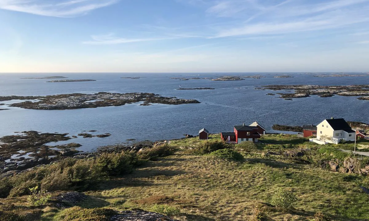 {"base": "no", "no": "Utsikt nordover fra Sula Fyr mot ankringsplassen rett utenfor havna p\u00e5 Sula.", "se": "Utsikt norrut fr\u00e5n Sula fyr mot ankringsplatsen strax utanf\u00f6r hamnen p\u00e5 Sula.", "en": "View northwards from Sula Lighthouse towards the anchorage right outside the harbor at Sula.", "da": "Udsigt nordover fra Sula Fyr mod ankerpladsen lige udenfor havnen p\u00e5 Sula."}