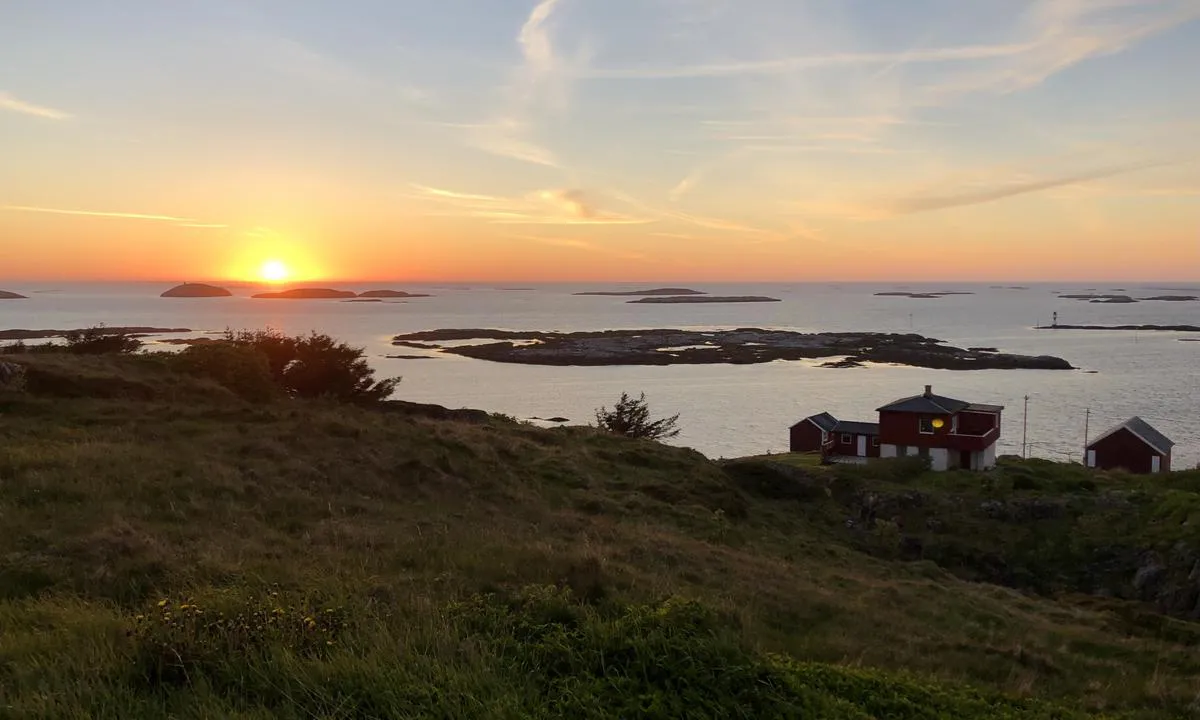 {"base": "no", "no": "Solnedgang fra Sula Fyr.", "se": "Solnedg\u00e5ng fr\u00e5n Sula Fyr.", "en": "Sunset from Sula Lighthouse.", "da": "Solnedgang fra Sula Fyr."}