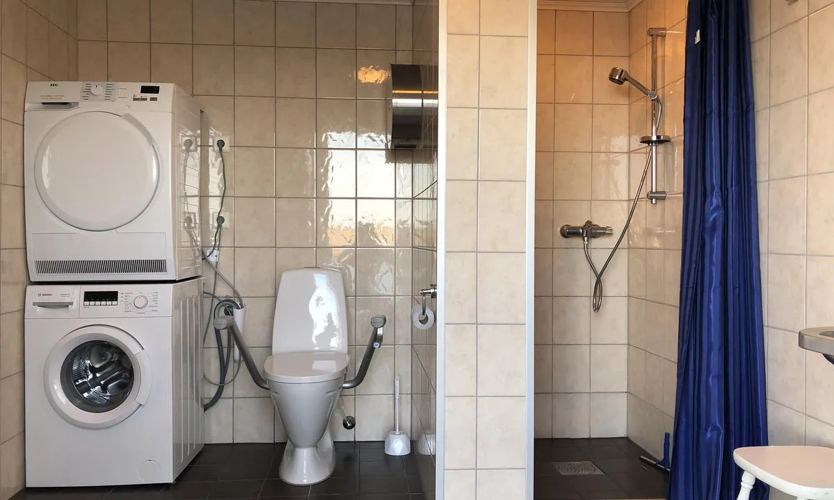 Sula Gjestehavn: Rett innenfor gjestebrygga er det WC, dusj og vaskemaskin/tørketrommel. Betaling med mynt eller på Vipps.