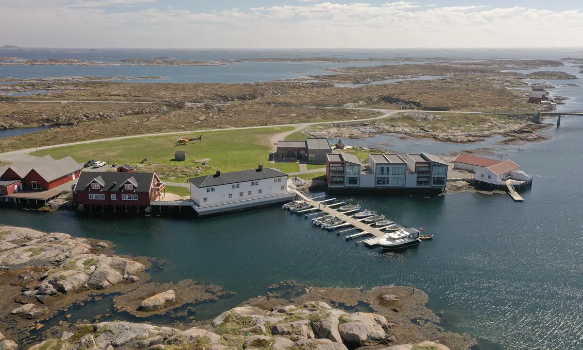 På babord side, innerst i havna på Sula, ligger Sula Rorbuer hvor det også er mulig å fortøye.