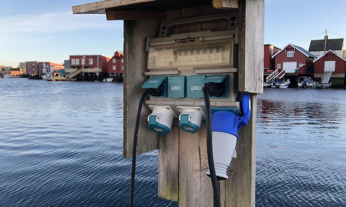 {"base": "no", "no": "Det er str\u00f8m p\u00e5 gjestebrygga p\u00e5 Sula.", "se": "Det finns str\u00f6m vid g\u00e4stbryggan p\u00e5 Sula.", "en": "There is electricity at the guest pier on Sula.", "da": "Der er str\u00f8m ved g\u00e6stebroen p\u00e5 Sula."}