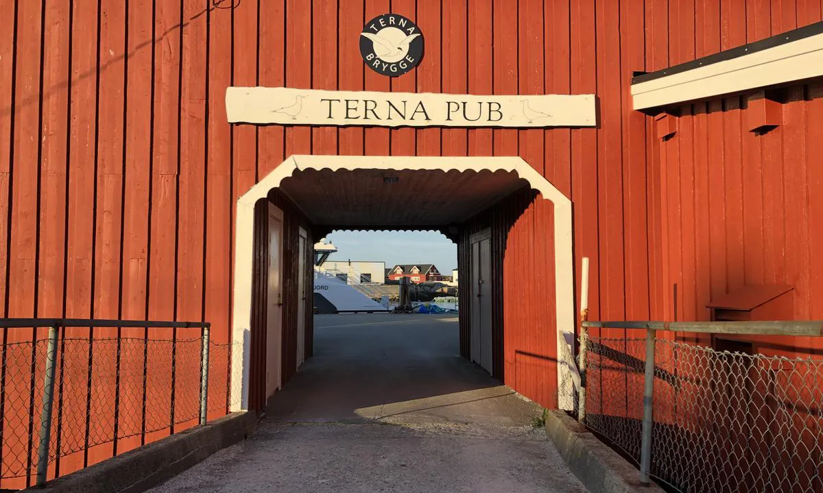 {"base": "no", "no": "P\u00e5 vei til og fra Sula Gjestehavn passerer du Terna Pub.", "se": "P\u00e5 v\u00e4g till och fr\u00e5n Sula G\u00e4sthamn passerar du Terna Pub.", "en": "On the way to and from Sula Guest Harbor, you pass Terna Pub.", "da": "P\u00e5 vej til og fra Sula G\u00e6stehavn passerer du Terna Pub."}
