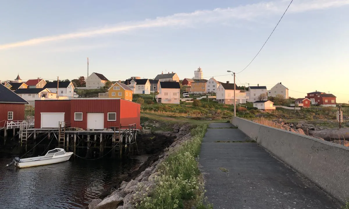 {"base": "no", "no": "Bebyggelse p\u00e5 Sula Fyr.", "se": "Bebyggelse p\u00e5 Sula fyr.", "en": "Buildings at Sula Lighthouse.", "da": "Bebyggelse p\u00e5 Sula Fyr."}