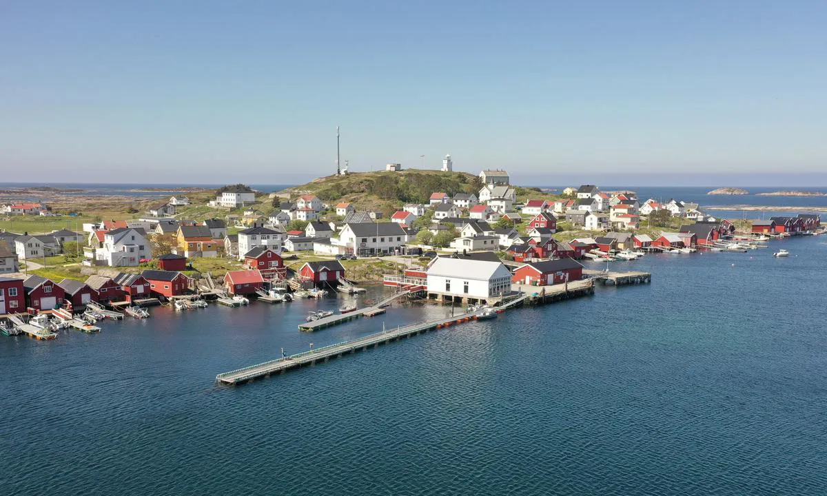 Sula badet i sol. Du kommer inn i havna på høyre side i dette bildet (nordfra). Den lange flytbrygga i senter av bildet er gjestebrygge.