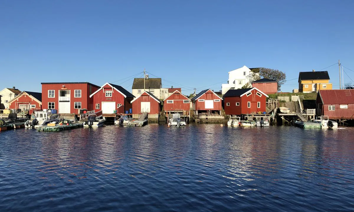 {"base": "no", "no": "Sula havn er full av karakteristiske sj\u00f8boder og naust.", "se": "Sula hamn \u00e4r full av karakteristiska sj\u00f6bodar och b\u00e5thus.", "en": "Sula harbour is full of characteristic boathouses and sheds.", "da": "Sula havn er fuld af karakteristiske s\u00f8boder og naust."}