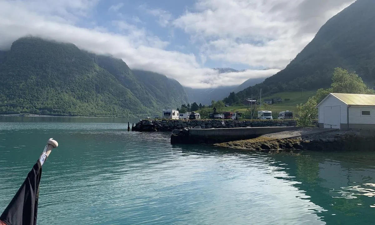 {"base": "en", "no": "Utsikt fra bryggen mot camping Sundal", "se": "Utsikt fr\u00e5n piren mot camping Sundal", "en": "View from pier towards camping Sundal", "da": "Udsigt fra kajen mod camping Sundal", "fr": "Vue du quai vers le camping Sundal", "de": "Blick vom Steg in Richtung Campingplatz Sundal", "es": "Vista desde el muelle hacia el camping Sundal", "it": "Vista dal molo verso il campeggio Sundal", "pt": "Vista do cais em dire\u00e7\u00e3o ao camping Sundal", "nl": "Uitzicht vanaf pier richting camping Sundal", "pl": "Widok z pomostu w kierunku kempingu Sundal", "uk": "\u0412\u0438\u0434 \u0437 \u043f\u0456\u0440\u0441\u0443 \u0432 \u043d\u0430\u043f\u0440\u044f\u043c\u043a\u0443 \u043a\u0435\u043c\u043f\u0456\u043d\u0433\u0443 \u0421\u0443\u043d\u0434\u0430\u043b\u044e", "ro": "Vedere de pe dig c\u0103tre campingul Sundal", "tr": "\u0130skeleden Sundal Kamp\u0131'na do\u011fru manzara", "el": "\u0398\u03ad\u03b1 \u03b1\u03c0\u03cc \u03c4\u03b7\u03bd \u03b1\u03c0\u03bf\u03b2\u03ac\u03b8\u03c1\u03b1 \u03c0\u03c1\u03bf\u03c2 \u03c4\u03b7\u03bd \u03ba\u03b1\u03c4\u03b1\u03c3\u03ba\u03ae\u03bd\u03c9\u03c3\u03b7 Sundal", "cs": "Pohled z mola sm\u011brem k t\u00e1bo\u0159i\u0161ti Sundal", "hu": "Kil\u00e1t\u00e1s a m\u00f3l\u00f3r\u00f3l a Sundal kemping fel\u00e9", "fi": "N\u00e4kym\u00e4 laiturilta kohti leirint\u00e4aluetta Sundal", "bg": "\u0418\u0437\u0433\u043b\u0435\u0434 \u043e\u0442 \u043a\u0435\u044f \u043a\u044a\u043c \u043a\u044a\u043c\u043f\u0438\u043d\u0433 \u0421\u0443\u043d\u0434\u0430\u043b", "sr": "Pogled sa pristani\u0161ta prema kampu Sundal", "et": "Vaade kailt Sundali k\u00e4mpingu poole", "lv": "Skats no piest\u0101tnes uz kempingu Sundal", "lt": "Vaizdas nuo prieplaukos \u012f stovyklaviet\u0119 Sundal"}