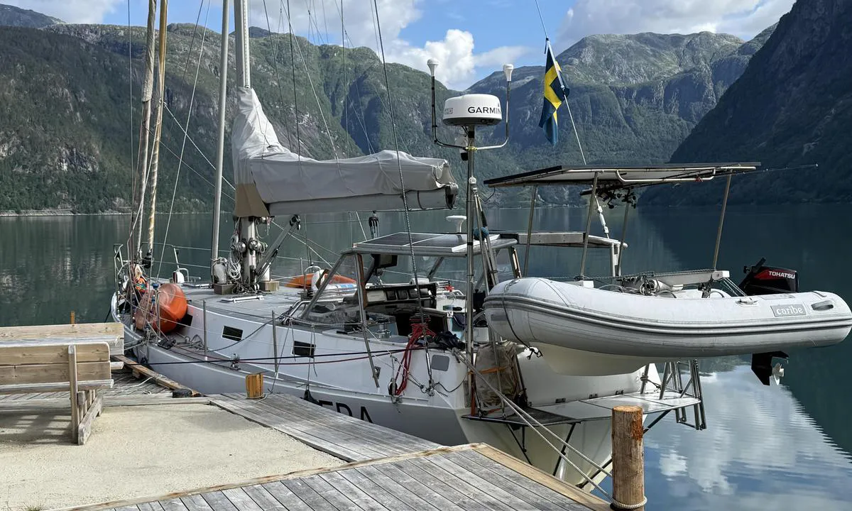 Sundal Camping: {"base": "se", "no": "Fin plass med helt ok brygge ogs\u00e5 for en tyngre (19t) b\u00e5t som Vera.", "se": "Fin plats med helt ok brygga \u00e4ven f\u00f6r en tyngre (19t) b\u00e5t som Vera.", "en": "Nice place with a totally okay dock, even for a heavier (19t) boat like Vera.", "da": "Fin plads med en helt ok bro, ogs\u00e5 for en tungere (19t) b\u00e5d som Vera.", "fr": "Bel endroit avec un quai tout \u00e0 fait correct, m\u00eame pour un bateau plus lourd (19t) comme Vera.", "de": "Sch\u00f6ner Ort mit einem ganz ok Steg, auch f\u00fcr ein schwereres (19t) Boot wie die Vera.", "es": "Un buen lugar con un muelle bastante aceptable, incluso para un barco m\u00e1s pesado (19t) como Vera.", "it": "Posto bello con un molo del tutto ok anche per una barca pi\u00f9 pesante (19t) come Vera.", "pt": "Local agrad\u00e1vel com um cais totalmente ok, mesmo para um barco mais pesado (19t) como o Vera.", "nl": "Mooie plek met een prima pier, geschikt voor een zwaarder (19t) schip zoals de Vera.", "pl": "Dobre miejsce z ca\u0142kiem dobrym pomostem nawet dla ci\u0119\u017cszego (19t) statku jak Vera.", "uk": "\u0413\u0430\u0440\u043d\u0435 \u043c\u0456\u0441\u0446\u0435 \u0437 \u0446\u0456\u043b\u043a\u043e\u043c \u043f\u0440\u0438\u0441\u0442\u043e\u0439\u043d\u0438\u043c \u043f\u0456\u0440\u0441\u043e\u043c, \u043f\u0440\u0438\u0434\u0430\u0442\u043d\u0438\u043c \u043d\u0430\u0432\u0456\u0442\u044c \u0434\u043b\u044f \u0432\u0430\u0436\u0447\u043e\u0433\u043e (19\u0442) \u0447\u043e\u0432\u043d\u0430, \u044f\u043a Vera.", "ro": "Loc frumos cu un sprijin complet ok chiar \u0219i pentru o barc\u0103 mai grea (19t) ca Vera.", "tr": "Vera gibi daha a\u011f\u0131r (19t) bir tekne i\u00e7in de uygun tamamen idare edilebilir bir iskele ile g\u00fczel bir yer.", "el": "\u03a9\u03c1\u03b1\u03af\u03bf \u03bc\u03ad\u03c1\u03bf\u03c2 \u03bc\u03b5 \u03b1\u03c1\u03ba\u03b5\u03c4\u03ac \u03ba\u03b1\u03bb\u03ae \u03b1\u03c0\u03bf\u03b2\u03ac\u03b8\u03c1\u03b1 \u03b1\u03ba\u03cc\u03bc\u03b1 \u03ba\u03b1\u03b9 \u03b3\u03b9\u03b1 \u03ad\u03bd\u03b1 \u03b2\u03b1\u03c1\u03cd\u03c4\u03b5\u03c1\u03bf \u03c3\u03ba\u03ac\u03c6\u03bf\u03c2 (19\u03c4) \u03cc\u03c0\u03c9\u03c2 \u03b7 \u0392\u03ad\u03c1\u03b1.", "cs": "Hezk\u00e9 m\u00edsto s \u00fapln\u011b v po\u0159\u00e1dku molo i pro t\u011b\u017e\u0161\u00ed (19t) lo\u010f jako Vera.", "hu": "Sz\u00e9p hely egy teljesen megfelel\u0151 m\u00f3l\u00f3val, m\u00e9g egy nehezebb (19 tonn\u00e1s) haj\u00f3nak, mint p\u00e9ld\u00e1ul Vera.", "fi": "Hyv\u00e4 paikka, jossa on t\u00e4ysin ok laituri my\u00f6s raskaammalle (19t) veneelle, kuten Vera.", "bg": "\u0414\u043e\u0431\u0440\u043e \u043c\u044f\u0441\u0442\u043e \u0441 \u043d\u0430\u043f\u044a\u043b\u043d\u043e \u043f\u0440\u0438\u043b\u0438\u0447\u043d\u043e \u043f\u0440\u0438\u0441\u0442\u0430\u043d\u0438\u0449\u0435 \u0434\u043e\u0440\u0438 \u0437\u0430 \u043f\u043e-\u0442\u0435\u0436\u043a\u0430 (19\u0442) \u043b\u043e\u0434\u043a\u0430 \u043a\u0430\u0442\u043e Vera.", "sr": "\u041b\u0435\u043f\u043e \u043c\u0435\u0441\u0442\u043e \u0441\u0430 \u0441\u0430\u0441\u0432\u0438\u043c \u043f\u0440\u0438\u0441\u0442\u043e\u0458\u043d\u0438\u043c \u043f\u0440\u0438\u0441\u0442\u0430\u043d\u0438\u0448\u0442\u0435\u043c, \u043f\u043e\u0433\u043e\u0434\u043d\u0438\u043c \u0447\u0430\u043a \u0438 \u0437\u0430 \u0442\u0435\u0436\u0438 \u0431\u0440\u043e\u0434 (19\u0442) \u043a\u0430\u043e \u0448\u0442\u043e \u0458\u0435 \u0412\u0435\u0440\u0430.", "et": "Hea koht t\u00e4iesti korraliku kaiotsaga ka raskemale (19t) paadile nagu Vera.", "lv": "Laba vieta ar piln\u012bgi labu piest\u0101tni ar\u012b smag\u0101kai (19 t) laivai k\u0101 Vera.", "lt": "Gera vieta su tinkamu prieplauka ir sunkesniam (19t) laivui, kaip Vera."}