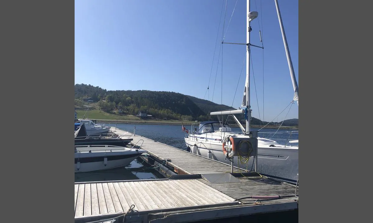 Sundan: {"base": "no", "no": "Gjestebrygge p\u00e5 utsiden ca 90 m lang flytebrygge. Grei plass p\u00e5 \u00f8stlige vinder", "se": "G\u00e4stbrygga p\u00e5 utsidan cirka 90 m l\u00e5ng flytbrygga. Gott om plats vid \u00f6stliga vindar", "en": "Guest pier on the outside is approximately 90 meters long floating dock. Adequate space in easterly winds.", "da": "G\u00e6stebro p\u00e5 ydersiden ca. 90 m lang flydebro. God plads ved \u00f8stlige vinde"}
