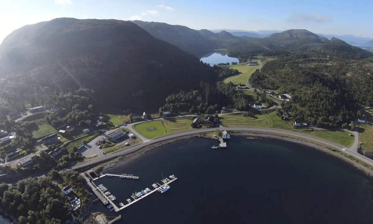 Sundan: {"base": "en", "no": "S\u00f8r for Hitra, ideelt for et kort stopp eller for \u00e5 ta bussen til Trondheim eller Fr\u00f8ya.", "se": "S\u00f6der om Hitra, idealiskt f\u00f6r ett kort stopp eller f\u00f6r att ta en buss till Trondheim eller Fr\u00f8ya.", "en": "South of Hitra ideal for a short stop or to catch a bus to Trondheim or Freoy.", "da": "Syd for Hitra, ideel til et kort ophold eller for at tage en bus til Trondheim eller Fr\u00f8ya."}