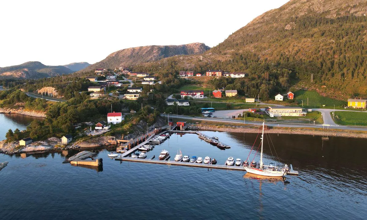 Sundan: {"base": "no", "no": "Lett tilkomst, lang flytebrygge med straum og vatn.", "se": "L\u00e4tt tillg\u00e5ng, l\u00e5ng flytbrygga med str\u00f6m och vatten.", "en": "Easy access, long floating dock with power and water.", "da": "Let adgang, lang flydebro med str\u00f8m og vand."}