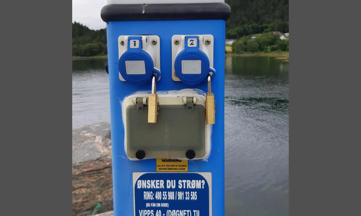 Sunde og Solevåg Småbåthavn: {"base": "no", "no": "2 kontakter p\u00e5 land ved landgangen.\r\nM\u00e5 ringe for \u00e5 f\u00e5 tilgang.", "se": "2 kontakter p\u00e5 land vid landg\u00e5ngen.<br>M\u00e5ste ringa f\u00f6r att f\u00e5 tillg\u00e5ng.", "en": "2 shore power outlets by the gangway. Must call for access.", "da": "2 kontakter p\u00e5 land ved landgangen.<br>M\u00e5 ringe for at f\u00e5 adgang."}
