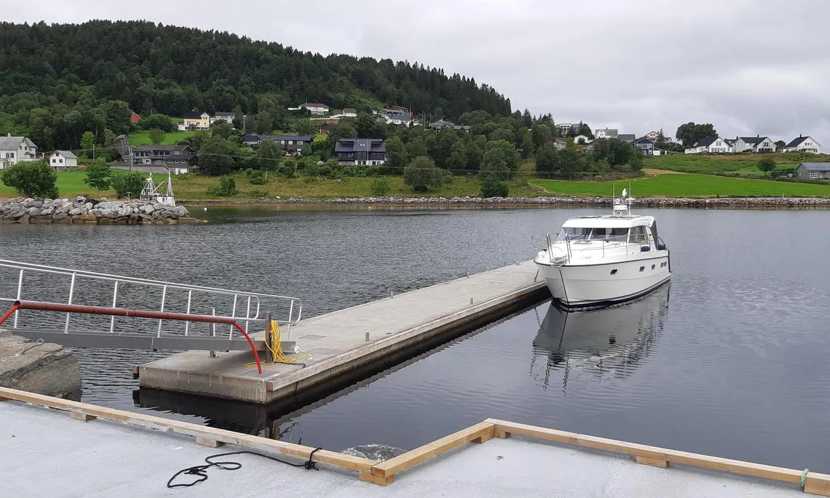 Sunde og Solevåg Småbåthavn: Gjestebryggen med vann ved landgangen, mange og gode kryssholter.