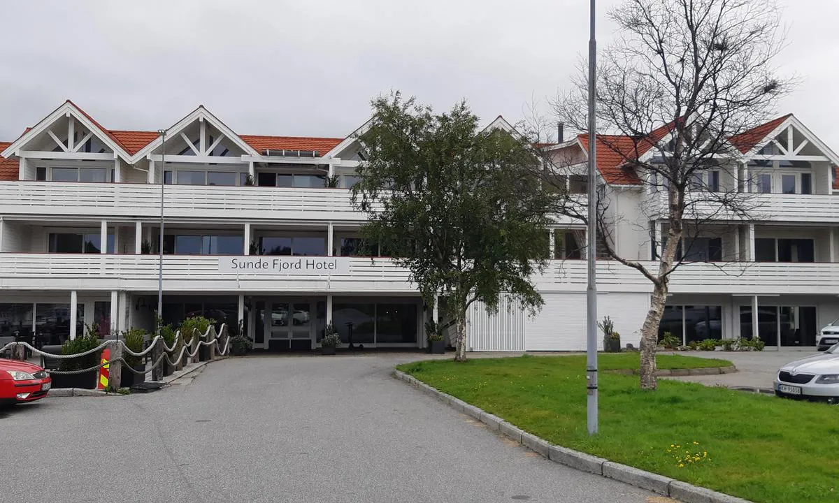 Sunde og Solevåg Småbåthavn: Hotell ved båthavnen.