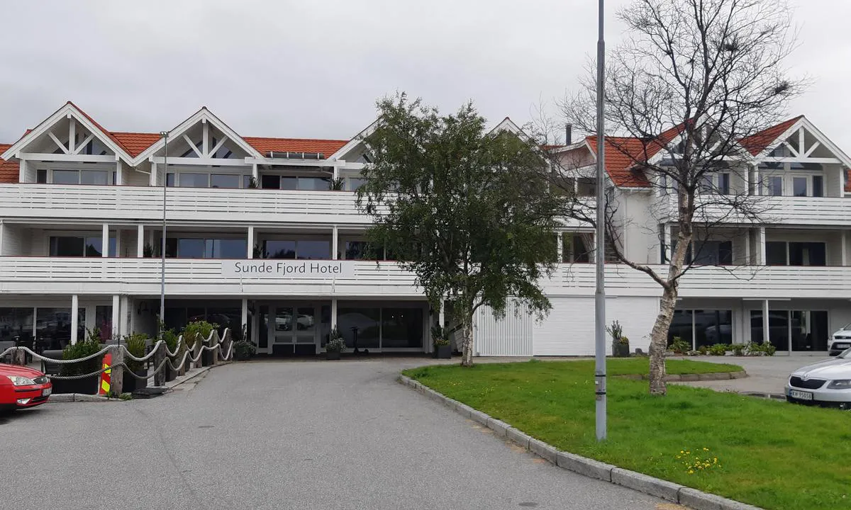 Sunde og Solevåg Småbåthavn: {"base": "no", "no": "Hotell ved b\u00e5thavnen.", "se": "Hotell vid b\u00e5thamnen.", "en": "Hotel by the marina.", "da": "Hotel ved b\u00e5dehavnen."}