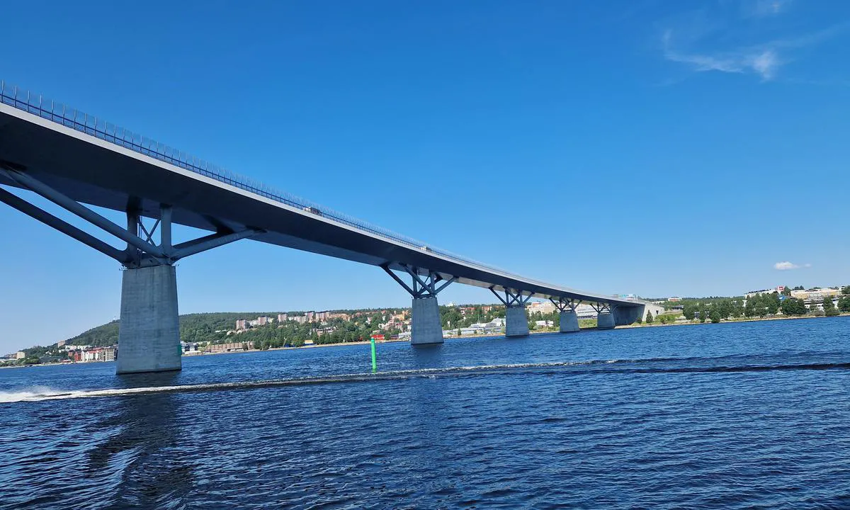 {"base": "en", "no": "Adgang til Sundsvall krever passering av minst 1 bro (vertikal klarering p\u00e5 32m). Den nordlige adgangen inkluderer en ekstra bro med vertikal klarering p\u00e5 39m.", "se": "F\u00f6r att komma till Sundsvall kr\u00e4vs det att passera minst en bro (32 m frih\u00f6jd). Den norra infarten har en extra bro med 39 m frih\u00f6jd.", "en": "Access to Sundsvalls requires to pass at least 1 bridge (32m vertical clearance). The north access has adds and extra bridge with 39m vertical clearance.", "da": "Adgang til Sundsvall kr\u00e6ver at passere mindst 1 bro (32 m lodret frih\u00f8jde). Den nordlige adgang har en ekstra bro med 39 m lodret frih\u00f8jde.", "fr": "L'acc\u00e8s \u00e0 Sundsvall n\u00e9cessite de passer au moins 1 pont (d\u00e9gagement vertical de 32m). L'acc\u00e8s nord comporte un pont suppl\u00e9mentaire avec un d\u00e9gagement vertical de 39m.", "de": "Der Zugang zu Sundsvalls erfordert das Passieren von mindestens einer Br\u00fccke (32 m Durchfahrtsh\u00f6he). Der n\u00f6rdliche Zugang f\u00fcgt eine zus\u00e4tzliche Br\u00fccke mit 39 m Durchfahrtsh\u00f6he hinzu.", "es": "El acceso a Sundsvalls requiere pasar al menos 1 puente (32m de despeje vertical). El acceso norte a\u00f1ade un puente adicional con 39m de despeje vertical.", "it": "L'accesso a Sundsvalls richiede di passare almeno 1 ponte (32m di altezza libera). L'accesso nord aggiunge un altro ponte con 39m di altezza libera.", "pt": "O acesso a Sundsvalls requer a passagem por pelo menos uma ponte (32m de altura livre). O acesso ao norte adiciona uma ponte extra com 39m de altura livre.", "nl": "Toegang tot Sundsvalls vereist het passeren van minstens 1 brug (32m doorvaarthoogte). De noordelijke toegang heeft een extra brug met een doorvaarthoogte van 39m.", "pl": "Dost\u0119p do Sundsvalls wymaga przej\u015bcia pod co najmniej jednym mostem (prze\u015bwit pionowy 32m). P\u00f3\u0142nocny dost\u0119p obejmuje dodatkowy most o prze\u015bwicie pionowym 39m.", "uk": "\u0429\u043e\u0431 \u043f\u043e\u0442\u0440\u0430\u043f\u0438\u0442\u0438 \u0432 \u0421\u0443\u043d\u0434\u0441\u0432\u0430\u043b\u043b\u044c, \u043d\u0435\u043e\u0431\u0445\u0456\u0434\u043d\u043e \u043f\u0440\u043e\u0439\u0442\u0438 \u0445\u043e\u0447\u0430 \u0431 \u043e\u0434\u0438\u043d \u043c\u0456\u0441\u0442 (\u0432\u0435\u0440\u0442\u0438\u043a\u0430\u043b\u044c\u043d\u0438\u0439 \u043f\u0440\u043e\u0441\u0432\u0456\u0442 32 \u043c). \u041f\u0456\u0432\u043d\u0456\u0447\u043d\u0438\u0439 \u043f\u0456\u0434\u0445\u0456\u0434 \u0434\u043e\u0434\u0430\u0454 \u0449\u0435 \u043e\u0434\u0438\u043d \u043c\u0456\u0441\u0442 \u0456\u0437 \u0432\u0435\u0440\u0442\u0438\u043a\u0430\u043b\u044c\u043d\u0438\u043c \u043f\u0440\u043e\u0441\u0432\u0456\u0442\u043e\u043c 39 \u043c.", "ro": "Accesul la Sundsvalls necesit\u0103 trecerea pe sub cel pu\u021bin un pod (cu o \u00een\u0103l\u021bime vertical\u0103 de 32m). Accesul din nord adaug\u0103 un pod suplimentar cu o \u00een\u0103l\u021bime vertical\u0103 de 39m.", "tr": "Sundsvalls'a eri\u015fim, en az 1 k\u00f6pr\u00fcy\u00fc (32m dikey a\u00e7\u0131kl\u0131k) ge\u00e7meyi gerektirir. Kuzey eri\u015fiminde 39m dikey a\u00e7\u0131kl\u0131kl\u0131 bir ek k\u00f6pr\u00fc daha bulunmaktad\u0131r.", "el": "\u0397 \u03c0\u03c1\u03cc\u03c3\u03b2\u03b1\u03c3\u03b7 \u03c3\u03c4\u03bf Sundsvalls \u03b1\u03c0\u03b1\u03b9\u03c4\u03b5\u03af \u03c4\u03b7 \u03b4\u03b9\u03ad\u03bb\u03b5\u03c5\u03c3\u03b7 \u03c4\u03bf\u03c5\u03bb\u03ac\u03c7\u03b9\u03c3\u03c4\u03bf\u03bd \u03bc\u03b9\u03b1\u03c2 \u03b3\u03ad\u03c6\u03c5\u03c1\u03b1\u03c2 (32\u03bc \u03ba\u03ac\u03b8\u03b5\u03c4\u03b7 \u03b1\u03c0\u03cc\u03c3\u03c4\u03b1\u03c3\u03b7). \u0397 \u03b2\u03cc\u03c1\u03b5\u03b9\u03b1 \u03c0\u03c1\u03cc\u03c3\u03b2\u03b1\u03c3\u03b7 \u03c0\u03c1\u03bf\u03c3\u03b8\u03ad\u03c4\u03b5\u03b9 \u03b5\u03c0\u03b9\u03c0\u03bb\u03ad\u03bf\u03bd \u03b3\u03ad\u03c6\u03c5\u03c1\u03b1 \u03bc\u03b5 39\u03bc \u03ba\u03ac\u03b8\u03b5\u03c4\u03b7 \u03b1\u03c0\u03cc\u03c3\u03c4\u03b1\u03c3\u03b7.", "cs": "P\u0159\u00edstup do Sundsvalls vy\u017eaduje projet alespo\u0148 jeden most (32m sv\u011btl\u00e1 v\u00fd\u0161ka). Severo\u010desk\u00fd p\u0159\u00edstup m\u00e1 nav\u00edc dal\u0161\u00ed most s 39m sv\u011btlou v\u00fd\u0161kou.", "hu": "Sundsvall el\u00e9r\u00e9s\u00e9hez legal\u00e1bb egy hidat kell \u00e1thaladni (32m f\u00fcgg\u0151leges \u00e1tereszt\u00e9s). Az \u00e9szaki bej\u00e1ratn\u00e1l plusz egy h\u00edd tal\u00e1lhat\u00f3, 39m f\u00fcgg\u0151leges \u00e1tereszt\u00e9ssel.", "fi": "P\u00e4\u00e4sy Sundsvallsiin vaatii v\u00e4hint\u00e4\u00e4n yhden sillan (32m pystysuuntainen vapaakorkeus) alittamista. Pohjoinen reitti lis\u00e4\u00e4 viel\u00e4 yhden sillan, jonka pystysuuntainen vapaakorkeus on 39m.", "bg": "\u0414\u043e\u0441\u0442\u044a\u043f\u044a\u0442 \u0434\u043e \u0421\u0443\u043d\u0434\u0441\u0432\u0430\u043b \u0438\u0437\u0438\u0441\u043a\u0432\u0430 \u043f\u0440\u0435\u043c\u0438\u043d\u0430\u0432\u0430\u043d\u0435 \u043d\u0430 \u043f\u043e\u043d\u0435 \u0435\u0434\u0438\u043d \u043c\u043e\u0441\u0442 (32\u043c \u0432\u0435\u0440\u0442\u0438\u043a\u0430\u043b\u043d\u0430 \u0432\u0438\u0441\u043e\u0447\u0438\u043d\u0430). \u0421\u0435\u0432\u0435\u0440\u043d\u0438\u044f\u0442 \u0434\u043e\u0441\u0442\u044a\u043f \u0434\u043e\u0431\u0430\u0432\u044f \u043e\u0449\u0435 \u0435\u0434\u0438\u043d \u043c\u043e\u0441\u0442 \u0441 39\u043c \u0432\u0435\u0440\u0442\u0438\u043a\u0430\u043b\u043d\u0430 \u0432\u0438\u0441\u043e\u0447\u0438\u043d\u0430.", "sr": "Pristup Sundsvallsu zahteva prolazak najmanje jednog mosta (32m vertikalni razmak). Severni pristup dodaje jo\u0161 jedan most sa vertikalnim razmakom od 39m.", "et": "Juurdep\u00e4\u00e4s Sundsvallsile n\u00f5uab v\u00e4hemalt \u00fche silla l\u00e4bimist (vertikaalne kliirens 32m). P\u00f5hjapoolne juurdep\u00e4\u00e4s lisab veel \u00fche silla, mille vertikaalne kliirens on 39m.", "lv": "Lai piek\u013c\u016btu Sundsvallei, ir j\u0101\u0161\u0137\u0113rso vismaz viens tilts (32m vertik\u0101lais att\u0101lums). Zieme\u013cu piek\u013cuves ce\u013cam ir papildus tilts ar 39m vertik\u0101lo att\u0101lumu.", "lt": "Prieiga prie Sundsvallo reikalauja praplaukti bent vien\u0105 tilt\u0105 (32m vertikalus atstumas). \u0160iaurin\u0117 prieiga turi papildom\u0105 tilt\u0105 su 39m vertikaliu atstumu."}