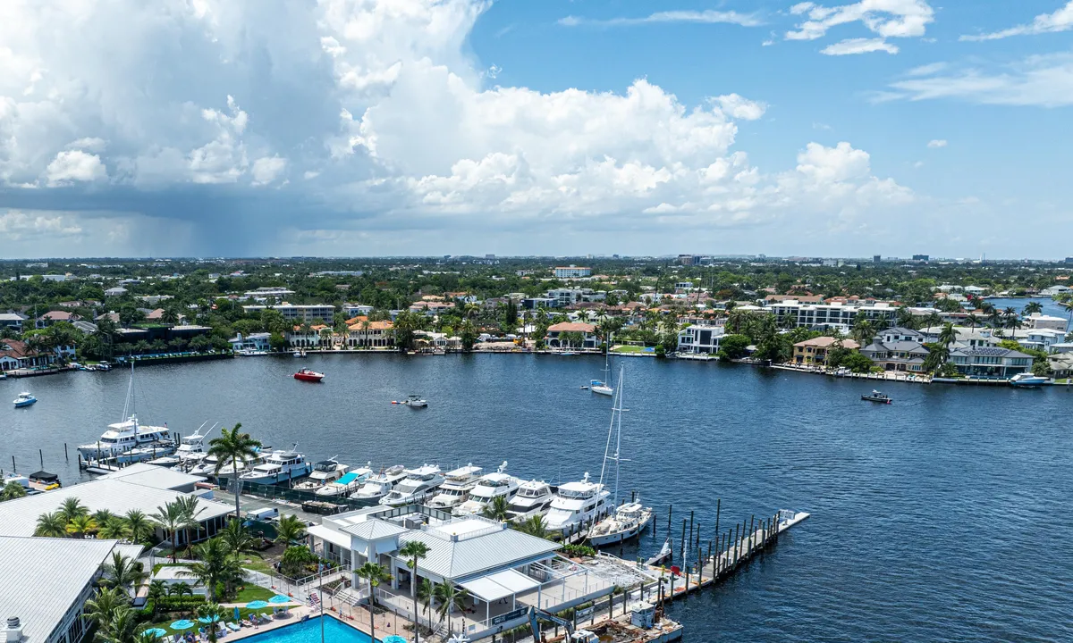 {"base": "en", "no": "Ankringsplassen i Sunrise Bay (Broward). Coral Ridge Yacht Club foran.", "se": "Ankringsplatsen i Sunrise Bay (Broward). Coral Ridge Yacht Club i f\u00f6rgrunden.", "en": "The anchorage of Sunrise Bay (Broward). Coral Ridge Yacht Club in the front.", "da": "Ankerpladsen ved Sunrise Bay (Broward). Coral Ridge Yacht Club i fronten."}