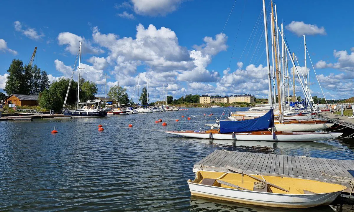 Suomenlinna Harbour: {"base": "en", "no": "Utsikt over gjestehavna fra den andre siden.", "se": "Utsikt \u00f6ver g\u00e4sthamnen fr\u00e5n andra sidan.", "en": "View of the guest harbour from the other side.", "da": "Udsigt over g\u00e6stehavnen fra den anden side.", "fr": "Vue du port de plaisance depuis l'autre c\u00f4t\u00e9.", "de": "Blick auf den G\u00e4stehafen von der anderen Seite.", "es": "Vista del puerto de hu\u00e9spedes desde el otro lado.", "it": "Vista del porto degli ospiti dall'altra parte.", "pt": "Vista do porto de convidados do outro lado.", "nl": "Uitzicht op de gastenhaven vanaf de andere zijde.", "pl": "Widok na przysta\u0144 dla go\u015bci z drugiej strony.", "uk": "\u0412\u0438\u0434 \u043d\u0430 \u0433\u043e\u0441\u0442\u044c\u043e\u0432\u0443 \u0433\u0430\u0432\u0430\u043d\u044c \u0437 \u0456\u043d\u0448\u043e\u0433\u043e \u0431\u043e\u043a\u0443.", "ro": "Vedere a portului pentru oaspe\u021bi din cealalt\u0103 parte.", "tr": "Di\u011fer taraftan misafir liman\u0131n\u0131n g\u00f6r\u00fcn\u00fcm\u00fc.", "el": "\u0397 \u03b8\u03ad\u03b1 \u03c4\u03bf\u03c5 \u03bb\u03b9\u03bc\u03b1\u03bd\u03b9\u03bf\u03cd \u03b5\u03c0\u03b9\u03c3\u03ba\u03b5\u03c0\u03c4\u03ce\u03bd \u03b1\u03c0\u03cc \u03c4\u03b7\u03bd \u03ac\u03bb\u03bb\u03b7 \u03c0\u03bb\u03b5\u03c5\u03c1\u03ac.", "cs": "Pohled na p\u0159\u00edstav pro hosty z druh\u00e9 strany.", "hu": "Kil\u00e1t\u00e1s a vend\u00e9gkik\u00f6t\u0151re a m\u00e1sik oldalr\u00f3l.", "fi": "N\u00e4kym\u00e4 vierassatamasta toiselta puolelta.", "bg": "\u0418\u0437\u0433\u043b\u0435\u0434 \u043a\u044a\u043c \u0433\u043e\u0441\u0442\u0443\u0432\u0430\u0440\u043d\u043e\u0442\u043e \u043f\u0440\u0438\u0441\u0442\u0430\u043d\u0438\u0449\u0435 \u043e\u0442 \u0434\u0440\u0443\u0433\u0430\u0442\u0430 \u0441\u0442\u0440\u0430\u043d\u0430.", "sr": "Pogled na gostuju\u0107u luku s druge strane.", "et": "Vaade k\u00fclalissadamale teiselt poolt.", "lv": "Skats uz viesu ostu no otras puses.", "lt": "Vaizdas \u012f sve\u010di\u0173 uost\u0105 i\u0161 kitos pus\u0117s."}