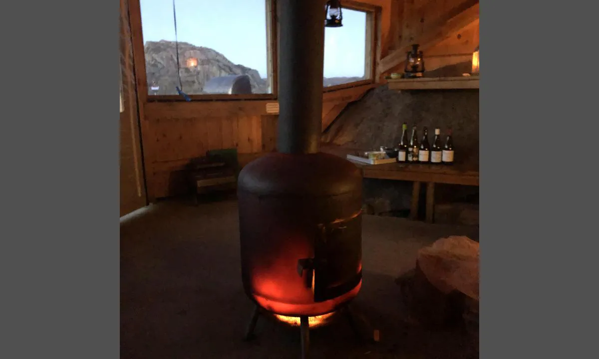 Sutnøy: {"base": "no", "no": "God gang i gapahuken!\r\nVed til salgs via Vipps.\r\nKroker i taket til hengek\u00f8yer.\r\nDuk til \u00e5 dekke \u00e5pningen med om v\u00e6ret blir for d\u00e5rlig.", "se": "God aktivitet i gapahuk! Ved till salu via Vipps. Krokar i taket f\u00f6r h\u00e4ngmattor. Presenning f\u00f6r att t\u00e4cka \u00f6ppningen om v\u00e4dret blir f\u00f6r d\u00e5ligt.", "en": "Good times in the shelter! <br> Firewood for sale via Vipps. <br> Hooks in the ceiling for hammocks. <br> Tarp to cover the opening if the weather gets too bad.", "da": "God gang i gapahuken!<br>Ved til salg via MobilePay.<br>Kroge i loftet til h\u00e6ngek\u00f8jer.<br>Dug til at d\u00e6kke \u00e5bningen med, hvis vejret bliver for d\u00e5rligt."}