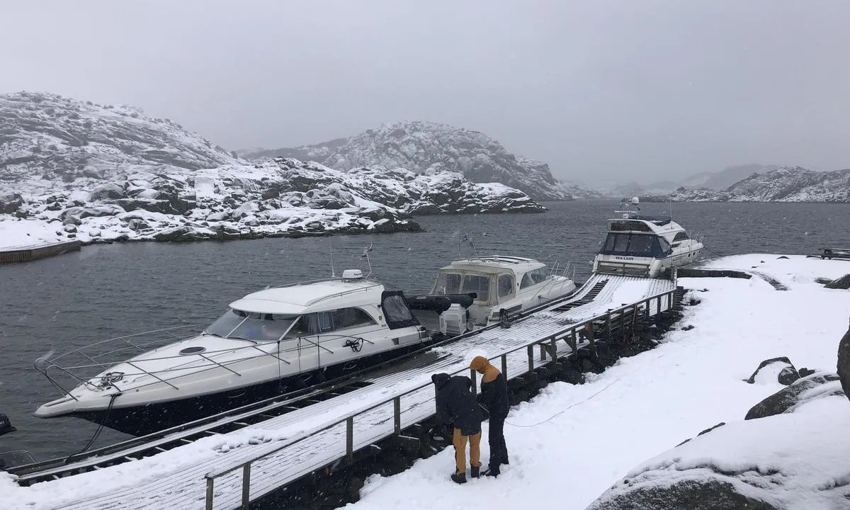 Sutnøy: {"base": "no", "no": "God havn til vinterturene pga m\u00f8teplassen inne i gapahuken, og at det er vedsalg her ute med Vipsbetaling.\r\nHusk \u00e5 ta med sn\u00f8spade, og kanskje ogs\u00e5 mini-ski!.", "se": "God hamn f\u00f6r vinterturerna p\u00e5 grund av m\u00f6tesplatsen inne i vindskyddet, och att det finns vedf\u00f6rs\u00e4ljning h\u00e4r ute med Vipsbetalning. Kom ih\u00e5g att ta med sn\u00f6skyffel, och kanske \u00e4ven miniskidor!", "en": "Good harbor for winter trips due to the meeting area inside the lean-to shelter, and because there is firewood for sale here with Vips payment.<br>Remember to bring a snow shovel, and perhaps mini-skis as well!", "da": "God havn til vinterturene p\u00e5 grund af m\u00f8destedet inde i b\u00e5lhytten, og at der er br\u00e6nde til salg herude med MobilePay betaling. Husk at tage en sneskovl med, og m\u00e5ske ogs\u00e5 mini-ski!", "fr": "Bon port pour les excursions hivernales gr\u00e2ce au lieu de rencontre \u00e0 l'int\u00e9rieur de l'abri et \u00e0 la vente de bois de chauffage ici avec paiement par Vips. N'oubliez pas d'emporter une pelle \u00e0 neige, et peut-\u00eatre aussi des mini-skis !", "de": "Guter Hafen f\u00fcr Winterausfl\u00fcge wegen des Treffpunkts im Unterstand und dass es hier drau\u00dfen Holzverkauf mit Vips-Zahlung gibt. Denken Sie daran, eine Schneeschaufel mitzunehmen, und vielleicht auch Miniski!", "es": "Buen puerto para las excursiones de invierno por el punto de encuentro dentro del cobertizo, y porque aqu\u00ed se vende le\u00f1a con pago por Vips. Recuerda llevar pala para nieve, y quiz\u00e1s tambi\u00e9n mini-esqu\u00ed.", "it": "Buon porto per le escursioni invernali grazie al punto d'incontro all'interno del rifugio, e alla vendita di legna qui fuori con pagamento tramite Vips.<br>Ricordate di portare una pala da neve e forse anche dei mini sci!", "pt": "Bom porto para viagens de inverno devido ao ponto de encontro dentro do abrigo aberto, e \u00e0 venda de lenha aqui fora com pagamento via Vips. N\u00e3o se esque\u00e7a de trazer uma p\u00e1 de neve, e talvez tamb\u00e9m mini-esquis!", "nl": "Goede haven voor wintertochten vanwege de ontmoetingsplaats in de schuilhut, en vanwege de houtverkoop hier met Vipsbetaling. Vergeet niet een sneeuwschep mee te nemen, en misschien ook miniski's!", "pl": "Dobry port na zimowe wycieczki ze wzgl\u0119du na miejsce spotka\u0144 w sza\u0142asie oraz sprzeda\u017c drewna z p\u0142atno\u015bci\u0105 przez Vips. Pami\u0119taj, aby zabra\u0107 ze sob\u0105 \u0142opat\u0119 do \u015bniegu, a mo\u017ce tak\u017ce mini narty!", "uk": "\u0414\u043e\u0431\u0440\u0430 \u0433\u0430\u0432\u0430\u043d\u044c \u0434\u043b\u044f \u0437\u0438\u043c\u043e\u0432\u0438\u0445 \u043f\u043e\u0434\u043e\u0440\u043e\u0436\u0435\u0439 \u0447\u0435\u0440\u0435\u0437 \u0437\u043e\u043d\u0443 \u0437\u0443\u0441\u0442\u0440\u0456\u0447\u0456 \u0432 \u043b\u0430\u0431\u0430\u0437\u0456, \u0430 \u0442\u0430\u043a\u043e\u0436 \u0442\u0443\u0442 \u0454 \u043f\u0440\u043e\u0434\u0430\u0436 \u0434\u0440\u043e\u0432 \u0437 \u043e\u043f\u043b\u0430\u0442\u043e\u044e \u0447\u0435\u0440\u0435\u0437 Vips. \u041d\u0435 \u0437\u0430\u0431\u0443\u0434\u044c\u0442\u0435 \u0432\u0437\u044f\u0442\u0438 \u0437 \u0441\u043e\u0431\u043e\u044e \u0441\u043d\u0456\u0433\u043e\u0432\u0443 \u043b\u043e\u043f\u0430\u0442\u0443 \u0442\u0430, \u043c\u043e\u0436\u043b\u0438\u0432\u043e, \u043c\u0456\u043d\u0456-\u043b\u0438\u0436\u0456!", "ro": "Port excelent pentru excursiile de iarn\u0103 datorit\u0103 locului de \u00eent\u00e2lnire din interiorul ad\u0103postului, \u0219i pentru c\u0103 aici se vinde lemn cu plat\u0103 prin Vips. Nu uita s\u0103 iei cu tine o lopat\u0103 de z\u0103pad\u0103 \u0219i poate \u0219i mini-schiuri!", "tr": "K\u0131\u015f gezileri i\u00e7in iyi bir liman \u00e7\u00fcnk\u00fc bar\u0131na\u011f\u0131n i\u00e7inde bir bulu\u015fma noktas\u0131 var ve burada Vips \u00f6deme ile odun sat\u0131\u015f\u0131 bulunuyor. Kar k\u00fcre\u011fi getirmeyi ve belki de mini kayaklar\u0131 getirmeyi unutmay\u0131n!", "el": "\u039a\u03b1\u03bb\u03ae \u03bb\u03b9\u03bc\u03ac\u03bd\u03b9 \u03b3\u03b9\u03b1 \u03c7\u03b5\u03b9\u03bc\u03b5\u03c1\u03b9\u03bd\u03ad\u03c2 \u03b4\u03b9\u03b1\u03b4\u03c1\u03bf\u03bc\u03ad\u03c2 \u03bb\u03cc\u03b3\u03c9 \u03c4\u03b7\u03c2 \u03c3\u03c5\u03bd\u03ac\u03bd\u03c4\u03b7\u03c3\u03b7\u03c2 \u03c3\u03c4\u03b7 \u03c3\u03ba\u03b7\u03bd\u03ae, \u03ba\u03b1\u03b9 \u03b5\u03c0\u03b5\u03b9\u03b4\u03ae \u03c5\u03c0\u03ac\u03c1\u03c7\u03b5\u03b9 \u03ba\u03b1\u03b9 \u03c0\u03ce\u03bb\u03b7\u03c3\u03b7 \u03be\u03cd\u03bb\u03c9\u03bd \u03b5\u03b4\u03ce \u03bc\u03b5 \u03c0\u03bb\u03b7\u03c1\u03c9\u03bc\u03ae \u03bc\u03ad\u03c3\u03c9 Vips.<br>\u0398\u03c5\u03bc\u03b7\u03b8\u03b5\u03af\u03c4\u03b5 \u03bd\u03b1 \u03c6\u03ad\u03c1\u03b5\u03c4\u03b5 \u03c6\u03c4\u03c5\u03ac\u03c1\u03b9 \u03c7\u03b9\u03bf\u03bd\u03b9\u03bf\u03cd, \u03ba\u03b1\u03b9 \u03af\u03c3\u03c9\u03c2 \u03ba\u03b1\u03b9 \u03bc\u03b9\u03ba\u03c1\u03ac \u03c3\u03ba\u03b9!", "cs": "Dobr\u00e1 p\u0159\u00edstavn\u00ed pro zimn\u00ed v\u00fdlety kv\u016fli setk\u00e1vac\u00edmu m\u00edstu ve p\u0159\u00edst\u0159e\u0161ku, a proto\u017ee zde je prodej palivov\u00e9ho d\u0159eva s platbou p\u0159es Vips. Nezapome\u0148te si vz\u00edt sn\u011bhovou lopatu a mo\u017en\u00e1 i mini-ly\u017ee!", "hu": "J\u00f3 kik\u00f6t\u0151 a t\u00e9li t\u00far\u00e1khoz a tal\u00e1lkoz\u00f3hely miatt a mened\u00e9kkunyh\u00f3ban, \u00e9s itt van t\u00fczifa elad\u00f3 Vips-fizet\u00e9ssel.<br />Ne felejtsen el h\u00f3lap\u00e1tot hozni, \u00e9s tal\u00e1n mini-s\u00edl\u00e9ceket is!", "fi": "Hyv\u00e4 satama talviretki\u00e4 varten tapaamispaikan ansiosta laavun sis\u00e4ll\u00e4, ja t\u00e4\u00e4ll\u00e4 myyd\u00e4\u00e4n my\u00f6s polttopuita Vips-maksulla.<br>Muista ottaa mukaan lumilapio ja ehk\u00e4 my\u00f6s mini-sukset!", "bg": "\u0414\u043e\u0431\u0440\u043e \u043f\u0440\u0438\u0441\u0442\u0430\u043d\u0438\u0449\u0435 \u0437\u0430 \u0437\u0438\u043c\u043d\u0438 \u043e\u0431\u0438\u043a\u043e\u043b\u043a\u0438 \u043f\u043e\u0440\u0430\u0434\u0438 \u043c\u044f\u0441\u0442\u043e\u0442\u043e \u0437\u0430 \u0441\u0440\u0435\u0449\u0438 \u0432 \u0437\u0430\u0441\u043b\u043e\u043d\u0430, \u0438 \u0442\u0443\u043a \u0438\u043c\u0430 \u043f\u0440\u043e\u0434\u0430\u0436\u0431\u0430 \u043d\u0430 \u0434\u044a\u0440\u0432\u0430 \u0441 \u043f\u043b\u0430\u0449\u0430\u043d\u0435 \u043f\u0440\u0435\u0437 Vips. \u041d\u0435 \u0437\u0430\u0431\u0440\u0430\u0432\u044f\u0439\u0442\u0435 \u0434\u0430 \u0432\u0437\u0435\u043c\u0435\u0442\u0435 \u0441\u044a\u0441 \u0441\u0435\u0431\u0435 \u0441\u0438 \u0441\u043d\u0435\u0436\u043d\u0430 \u043b\u043e\u043f\u0430\u0442\u0430 \u0438 \u043c\u043e\u0436\u0435 \u0431\u0438 \u0434\u043e\u0440\u0438 \u043c\u0438\u043d\u0438-\u0441\u043a\u0438!", "sr": "Dobra luka za zimske ture zbog mesta za susrete unutar kolibe, i mogu\u0107nosti kupovine drveta putem Vipsa. Ne zaboravite da ponesete lopatu za sneg, a mo\u017eda i mini-skije.", "et": "Hea sadam talvetuurideks t\u00e4nu kohtumispaigale varjualuse sees ning siia saabumise korral puudega k\u00fctte m\u00fc\u00fck Vips-makse abil. Pea meeles kaasa v\u00f5tta lumelabidas ja v\u00f5ib-olla ka minisuusad!", "lv": "Laba osta ziemas ce\u013cojumiem, pateicoties tik\u0161an\u0101s vietai patversm\u0113, un \u0161eit ir pieejama malka ar Vipsapmaksu. Atcerieties pa\u0146emt l\u012bdzi sniega l\u0101pstu un, iesp\u0113jams, ar\u012b mini sl\u0113pes!", "lt": "Gera uostas \u017eiemos kelion\u0117ms d\u0117l susitikimo vietos viduje pa\u0161i\u016bres ir \u010dia pardavin\u0117jamos malkos su Vips mok\u0117jimu. Nepamir\u0161kite pasiimti sniego kastuvo, o gal net ir mini slid\u017ei\u0173!"}