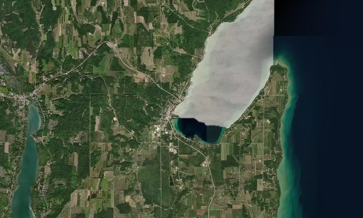 Flyfoto av Suttons Bay Marina - Leelanau