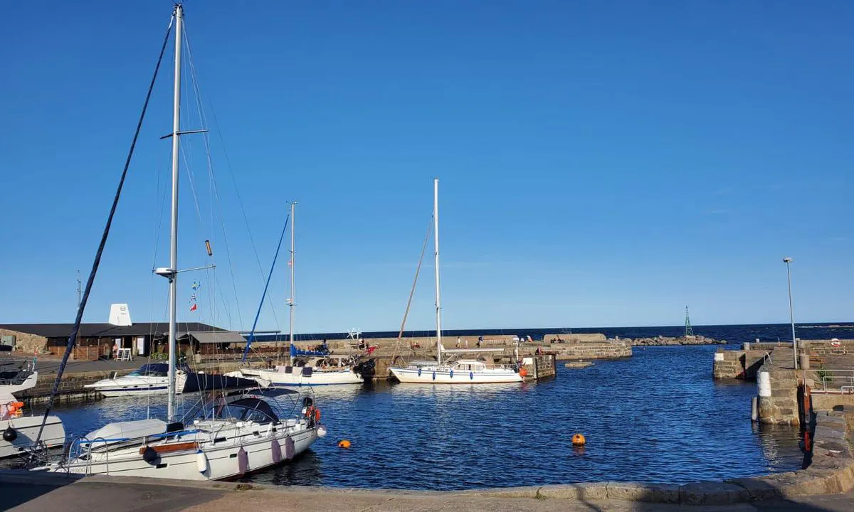 Svaneke Havn: {"base": "en", "no": "Fort\u00f8yning i det f\u00f8rste bassenget - hvis du fort\u00f8yer ved den nordlige veggen, kan du hoppe i vannet fra havneveggene (2-3m) i sv\u00f8mmeomr\u00e5det og sv\u00f8mme til b\u00e5ten din :) Men dette stedet er ikke beskyttet mot d\u00f8nninger og \u00f8stlige / nord-\u00f8stlige vinder.", "se": "F\u00f6rt\u00f6jning i f\u00f6rsta bass\u00e4ngen - om du f\u00f6rt\u00f6jer vid norra v\u00e4ggen kan du hoppa i vattnet fr\u00e5n hamnv\u00e4ggarna (2-3m) i simomr\u00e5det och simma till din b\u00e5t :) Men denna plats \u00e4r inte skyddad fr\u00e5n svall och \u00f6stra/nord\u00f6stra vindar.", "en": "Mooring in the first bassin - if you moore at the northern wall you can jump into the water from the harbor walls (2-3m) in the swimming area and swim to your boat:) But this place is not protected from swell and eastern / north-eastern winds.", "da": "Fort\u00f8jning i det f\u00f8rste bassin - hvis du fort\u00f8jer ved den nordlige v\u00e6g, kan du springe i vandet fra havnemuren (2-3m) i sv\u00f8mmeomr\u00e5det og sv\u00f8mme til din b\u00e5d:) Men dette sted er ikke beskyttet mod d\u00f8nninger og \u00f8stlige/nord\u00f8stlige vinde."}