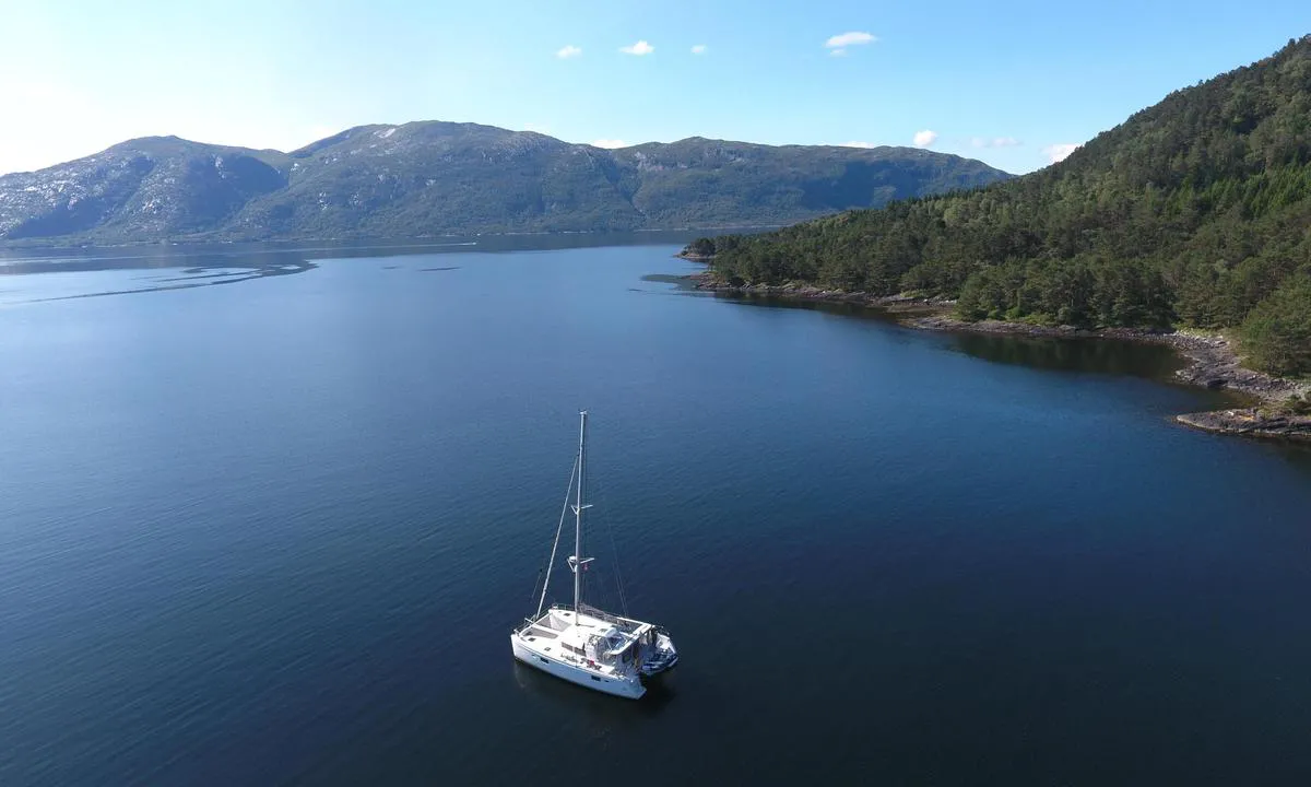 Svanøy Sandkvia: {"base": "en", "no": "Bred plass beskyttet n\u00e5r vinden varierer fra vest til nord. Dybde fra 15 til 20 meter.", "se": "Bred plats skyddad n\u00e4r vinden \u00e4r fr\u00e5n v\u00e4st till nord. Djup fr\u00e5n 15 till 20 meter.", "en": "Wide place sheltered when the wind ranges from west to north. Depth from 15 to 20 meters.", "da": "Bredt sted beskyttet, n\u00e5r vinden varierer fra vest til nord. Dybde fra 15 til 20 meter."}