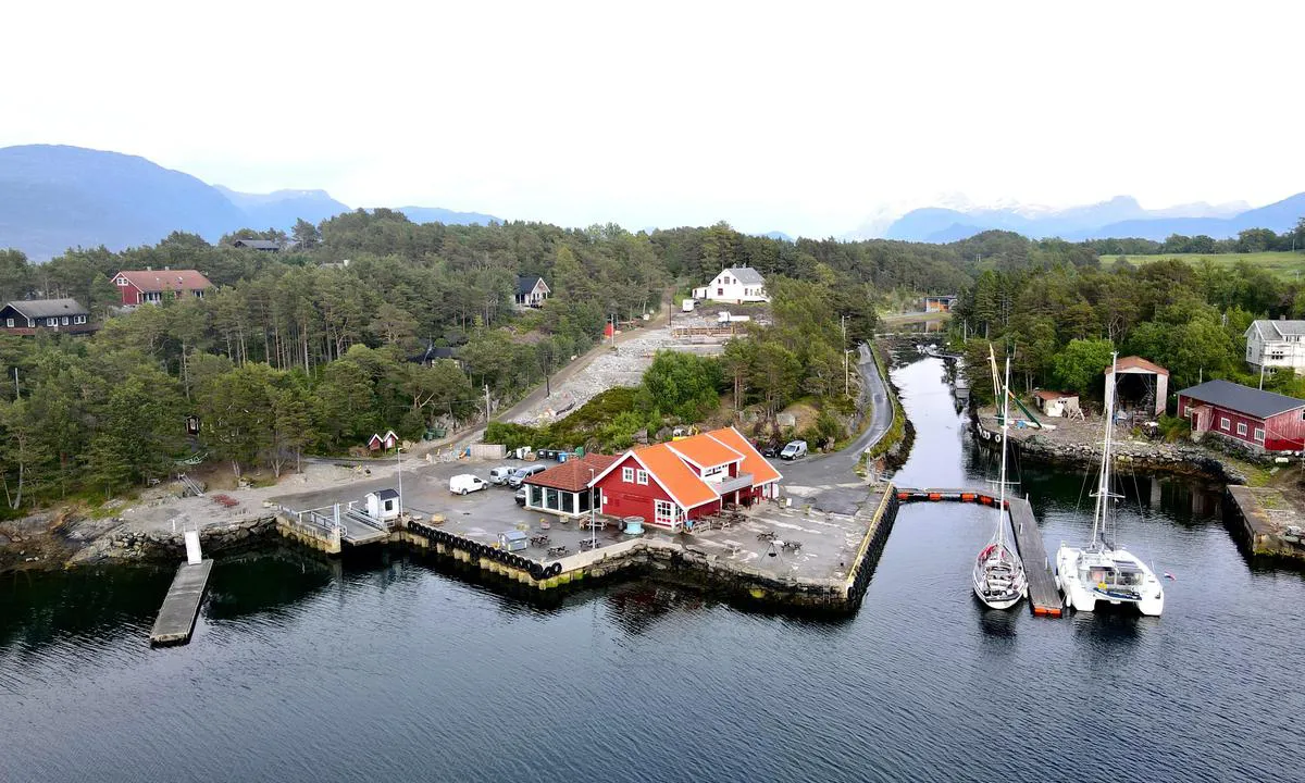 Svanøybukt: {"base": "en", "no": "Svan\u00f8y gjestehavn.\nFlytebrygge til venstre og h\u00f8yre er en del av Svan\u00f8y gjestehavn. R\u00f8dt hus i midten er butikk for dagligvarer. \u00c5pent 24/7 ved bruk av kredittkort inn og ut av butikken. Utenfor er det bord og grill til fri bruk. Restaurant stengt (2023)\nFlytebrygge til venstre er n\u00e6r offentlig transport/ferge.\nInkludert i havneavgiften er; vaskemaskin, t\u00f8rketrommel, dusj og wifi. (R\u00f8dt hus.).", "se": "Svan\u00f8y g\u00e4sthamn.<br>Flytbrygga till v\u00e4nster och h\u00f6ger \u00e4r en del av Svan\u00f8y g\u00e4sthamn. R\u00f6tt hus i mitten \u00e4r en livsmedelsbutik. \u00d6ppet dygnet runt med anv\u00e4ndning av kreditkort f\u00f6r att komma in och ut ur butiken. Utanf\u00f6r finns bord och grill som \u00e4r gratis att anv\u00e4nda. Restaurang st\u00e4ngd (2023).<br>Flytbrygga till v\u00e4nster \u00e4r n\u00e4ra kollektivtrafik/f\u00e4rja.<br>Inkluderat i hamnavgiften \u00e4r; tv\u00e4ttmaskin, torktumlare, dusch och wifi. (R\u00f6tt hus.).", "en": "Svan\u00f8y guest harbour. \r\nFloating dock to left and right are part of Svan\u00f8y guest harbor. Red house in middle\r\n   are shop for grocery.  Open 24/7 by using credit card in and out of shop.  Outside is tables and grill free to use.  Restaurant closed (2023)\r\nFloating dock to left  is close to public transport/ferry.\r\nInkluded in harbour fee is; washing machine,  dryer, shower and wifi. (Red house.).", "da": "Svan\u00f8y g\u00e6stehavn. Flydende b\u00e5debro til venstre og h\u00f8jre er en del af Svan\u00f8y g\u00e6stehavn. R\u00f8dt hus i midten er en butik for dagligvarer. \u00c5ben 24/7 ved brug af kreditkort til ind- og udgang af butikken. Udenfor er der borde og grill, der er gratis at bruge. Restaurant lukket (2023). Flydende b\u00e5debro til venstre er t\u00e6t p\u00e5 offentlig transport/f\u00e6rge. Inkluderet i havneafgiften er; vaskemaskine, t\u00f8rretumbler, bruser og wifi. (R\u00f8dt hus)."}