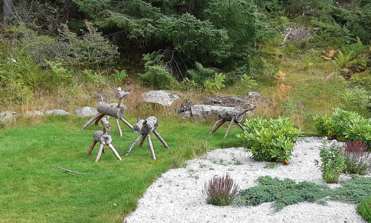 Svanøybukt: Trefigurer på Svanøy.