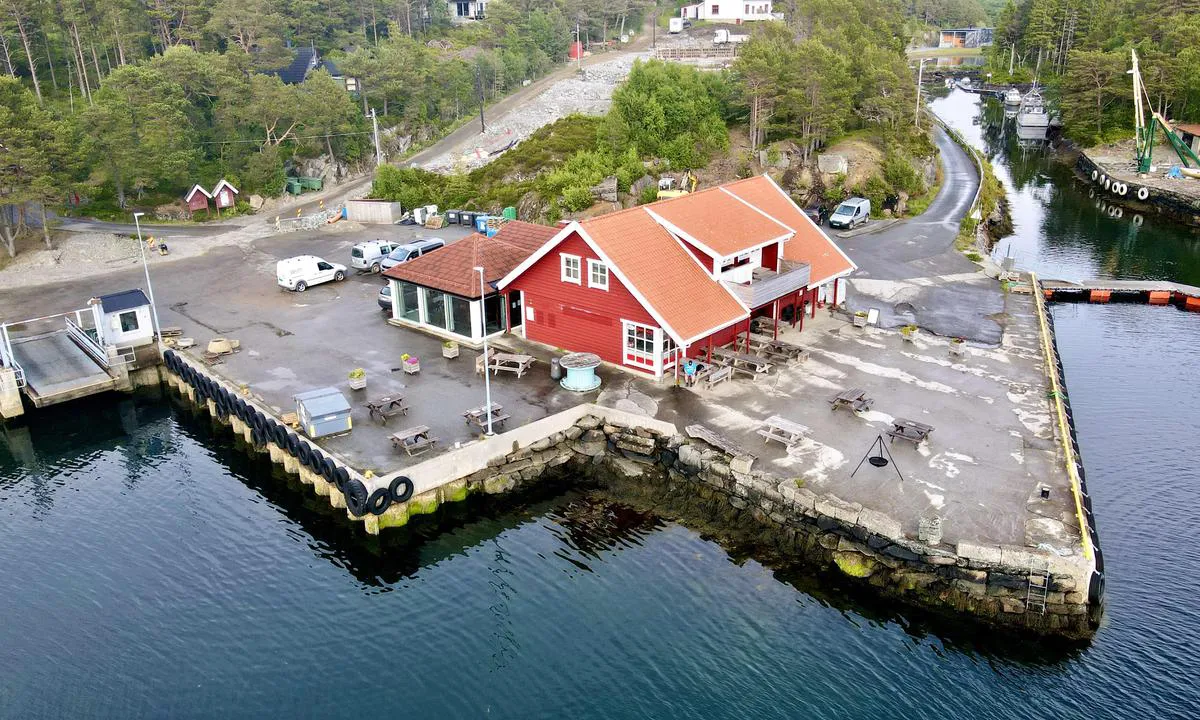 Svanøybukt: {"base": "en", "no": "Bord og grill utend\u00f8rs gratis \u00e5 bruke.", "se": "Bord och grill utomhus fritt att anv\u00e4nda.", "en": "Tables and grill outside free to use.", "da": "Borde og grill udenfor kan benyttes gratis."}