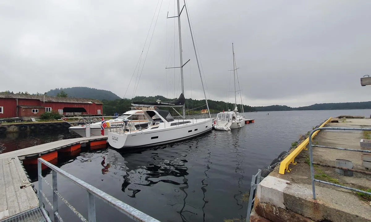 Svanøybukt: God dybde både ved kai og flytebrygge.