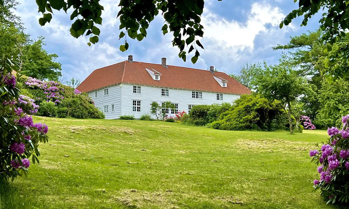 Svanøybukt: {"base": "en", "no": "Svan\u00f8y Hovedg\u00e5rd. Dette huset ble bygget for 300 \u00e5r siden. P\u00e5 den tiden ble det brukt til \u00e5 administrere over 300 g\u00e5rder. I dag er det mulig \u00e5 leie for selskaper. Huset fikk status som fredet i 1924.", "se": "Svan\u00f8y Huvudg\u00e5rd. Detta hus byggdes f\u00f6r 300 \u00e5r sedan. P\u00e5 den tiden anv\u00e4ndes det f\u00f6r att administrera \u00f6ver 300 g\u00e5rdar. Idag \u00e4r det m\u00f6jligt att hyra f\u00f6r f\u00f6retag. Huset fick status som skyddat 1924.", "en": "Svan\u00f8y Hovedg\u00e5rd. \r\n This house was built 300 years ago. At that time it was used to administrate over 300 farms.  today it is possible to rent for companys.\r\nThe house got status as protected in 1924.", "da": "<b>Svan\u00f8y Hovedg\u00e5rd</b>.<br>Dette hus blev bygget for 300 \u00e5r siden. Dengang blev det brugt til at administrere over 300 g\u00e5rde. I dag er det muligt at leje til firmaer.<br>Huset fik status som fredet i 1924."}