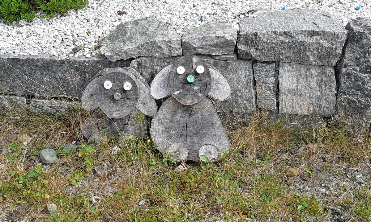 Svanøybukt: Trefigurer på Svanøy.