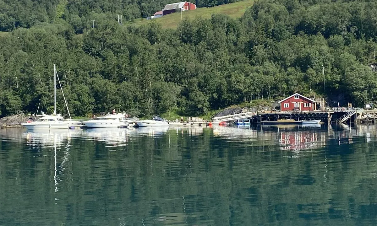 Engen brygge har flere gjesteplasser longside på flytebrygge. Hvis det er fullt på brygga går det helt fint å ligge på svai lenger inn nærmere stranda. Det er god dybde ganske langt inn.

Ca 2 km grusvei inn til Svartisvannet. Flere selskaper arrangerer guidet tur opp på breen som sterkt kan anbefales. Da inngår som regel busstur fra brygga og helt opp til der stigningen mot breen starter.