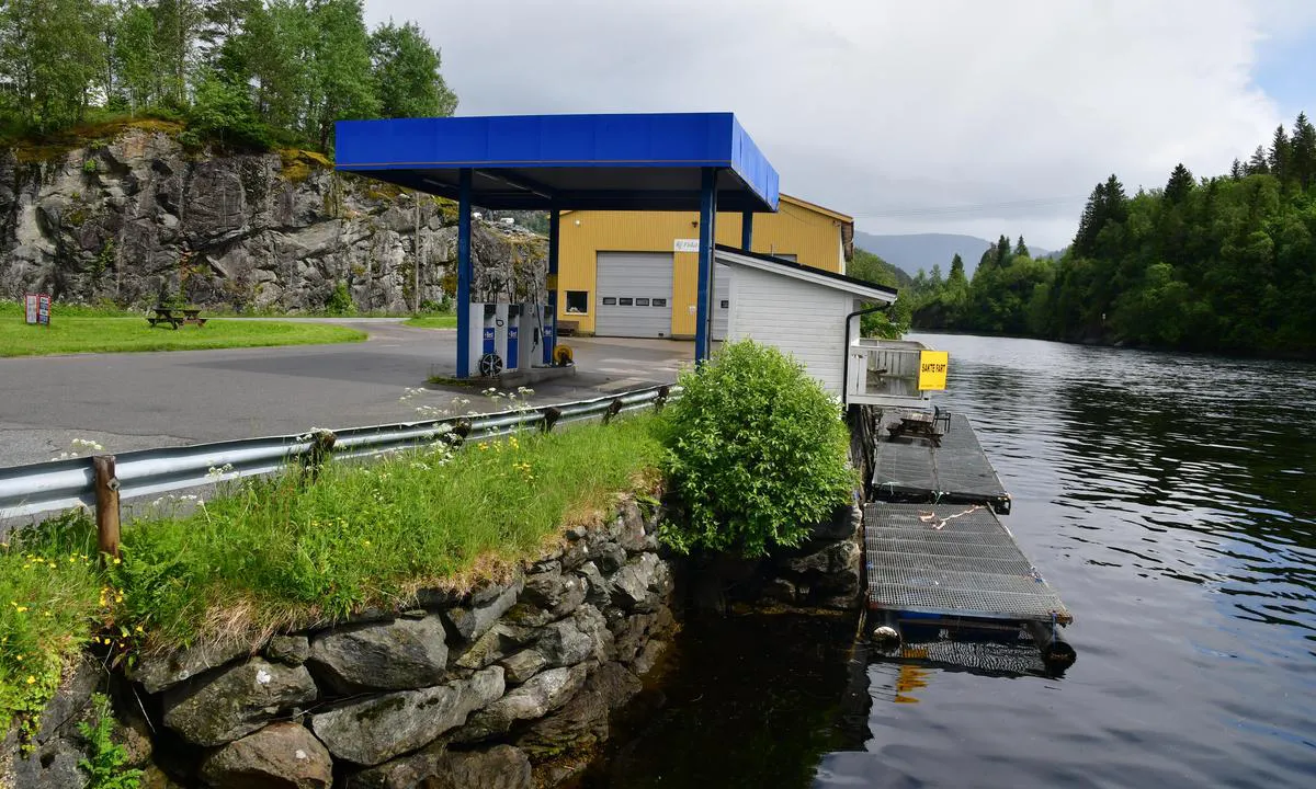 Sveane: {"base": "no", "no": "Flytekai for dieselfylling m kortautomat", "se": "Flytbrygga f\u00f6r dieseltankning med kortautomat", "en": "Floating dock for diesel refueling with card payment terminal", "da": "Flydebro til dieselp\u00e5fyldning med kortautomat"}