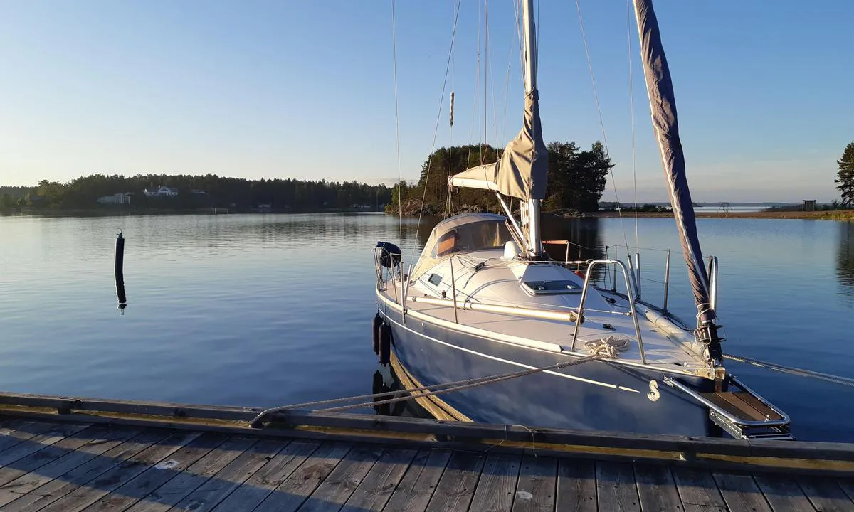 Svegön: {"base": "no", "no": "Akterfort\u00f8yning i b\u00f8yer.", "se": "Akterf\u00f6rt\u00f6jning vid bojar.", "en": "Stern mooring to buoys.", "da": "Agterfort\u00f8jning i b\u00f8jer."}
