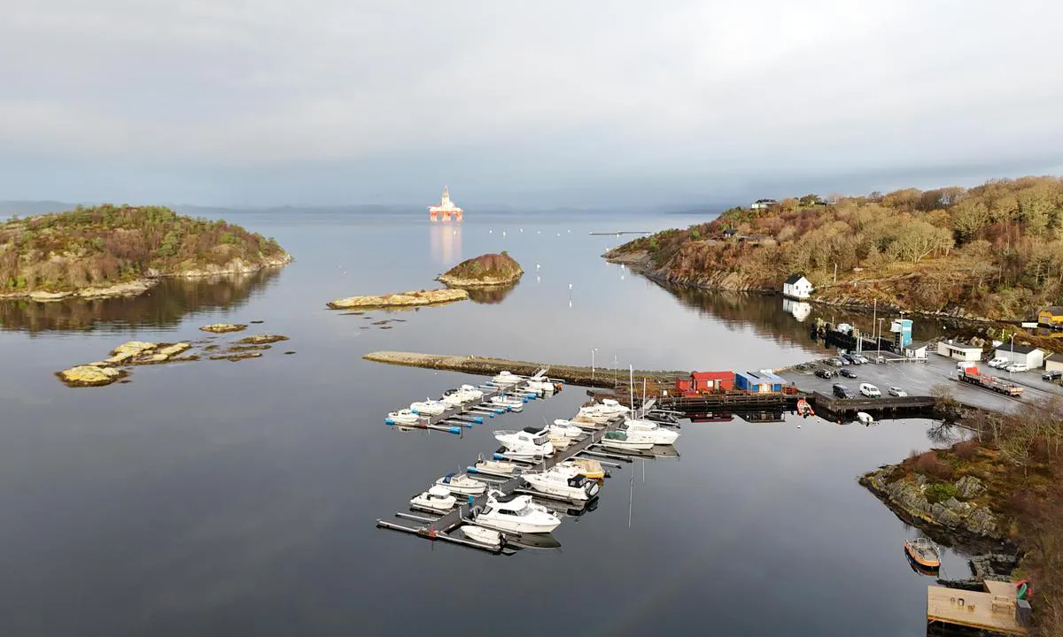 Sveio Båtforening - Buavågen: {"base": "no", "no": "G\u00e5 inn fra vest, anbefalt rute.(Til venstre p\u00e5 bildet)", "se": "G\u00e5 in fr\u00e5n v\u00e4st, rekommenderad rutt.(Till v\u00e4nster p\u00e5 bilden)", "en": "Enter from the west, recommended route. (To the left in the picture)", "da": "G\u00e5 ind fra vest, anbefalet rute. (Til venstre p\u00e5 billedet)"}