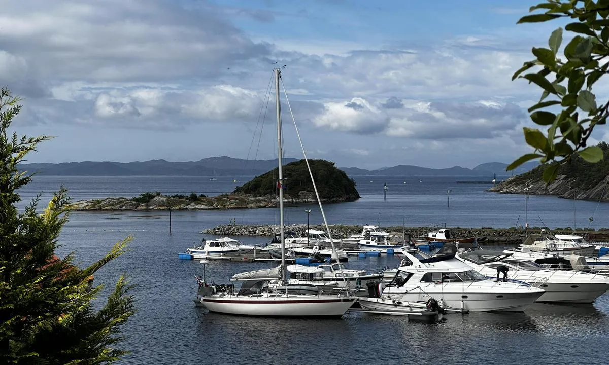 Sveio Båtforening - Buavågen: {"base": "no", "no": "Gjestehavna.", "se": "G\u00e4sthamnen.", "en": "Guest harbour.", "da": "G\u00e6stehavnen."}