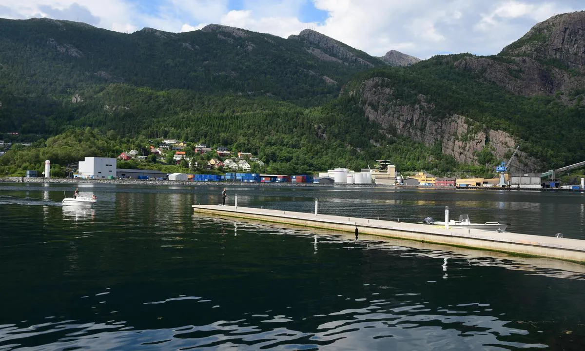 Svelgen Hotell Gjestehavn: {"base": "no", "no": "Gjestebrygge", "se": "G\u00e4stbrygga", "en": "Guest dock", "da": "G\u00e6stebro"}