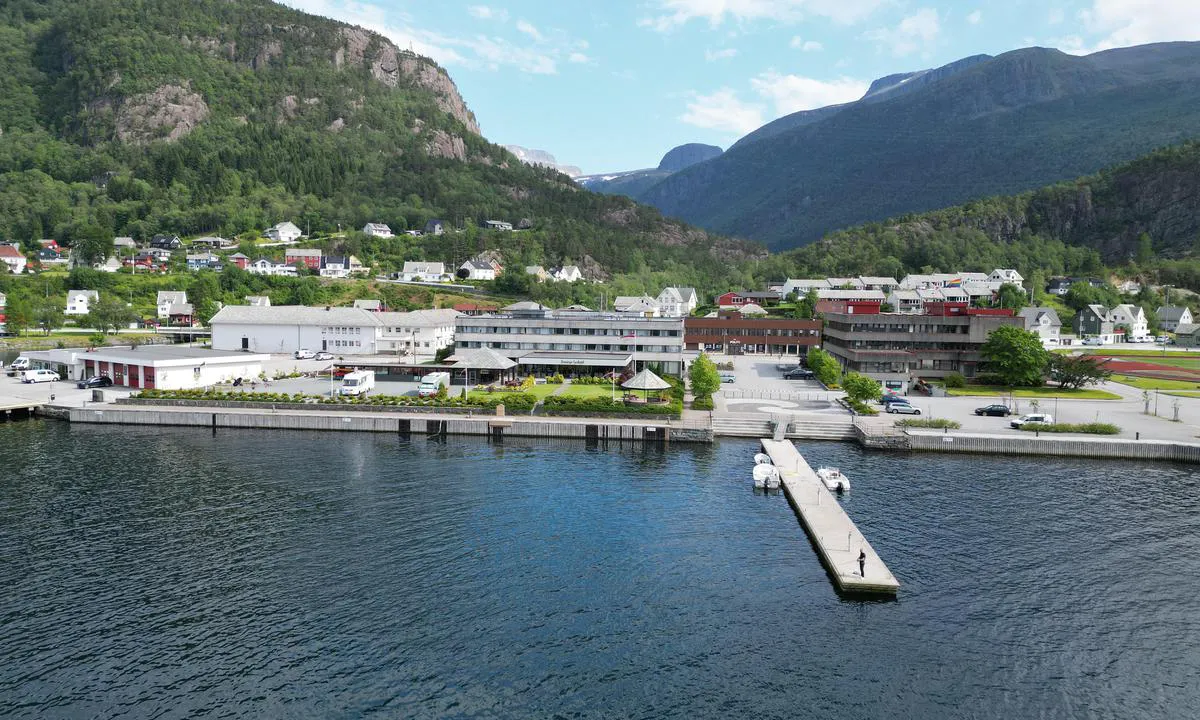 Svelgen Hotell Gjestehavn: {"base": "no", "no": "Betongflytekai.  Hotellet er den gr\u00e5 bygningen midt i bildet.", "se": "Betongflytbrygga. Hotellet \u00e4r den gr\u00e5a byggnaden mitt i bilden.", "en": "<p>Concrete floating dock. The hotel is the gray building in the center of the picture.</p>", "da": "Betonflydebro. Hotellet er den gr\u00e5 bygning midt i billedet."}